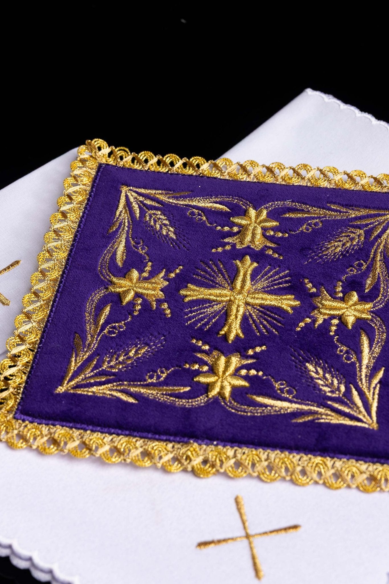 Servicio de altar terciopelo bordado morado KK/5001/C4 - CASULLAS.ES