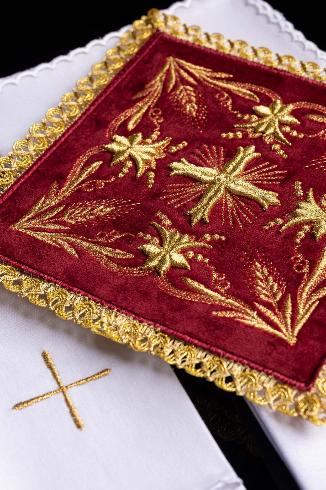 Servicio de altar terciopelo bordado rojo KK/5001/C1 - CASULLAS.ES