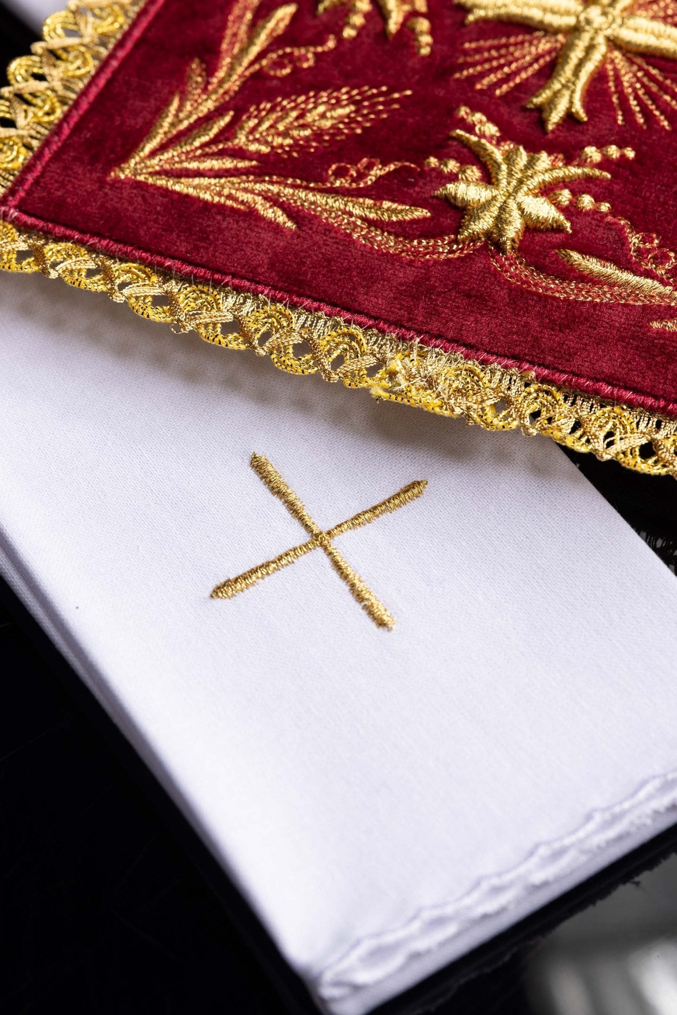 Servicio de altar terciopelo bordado rojo KK/5001/C1 - CASULLAS.ES