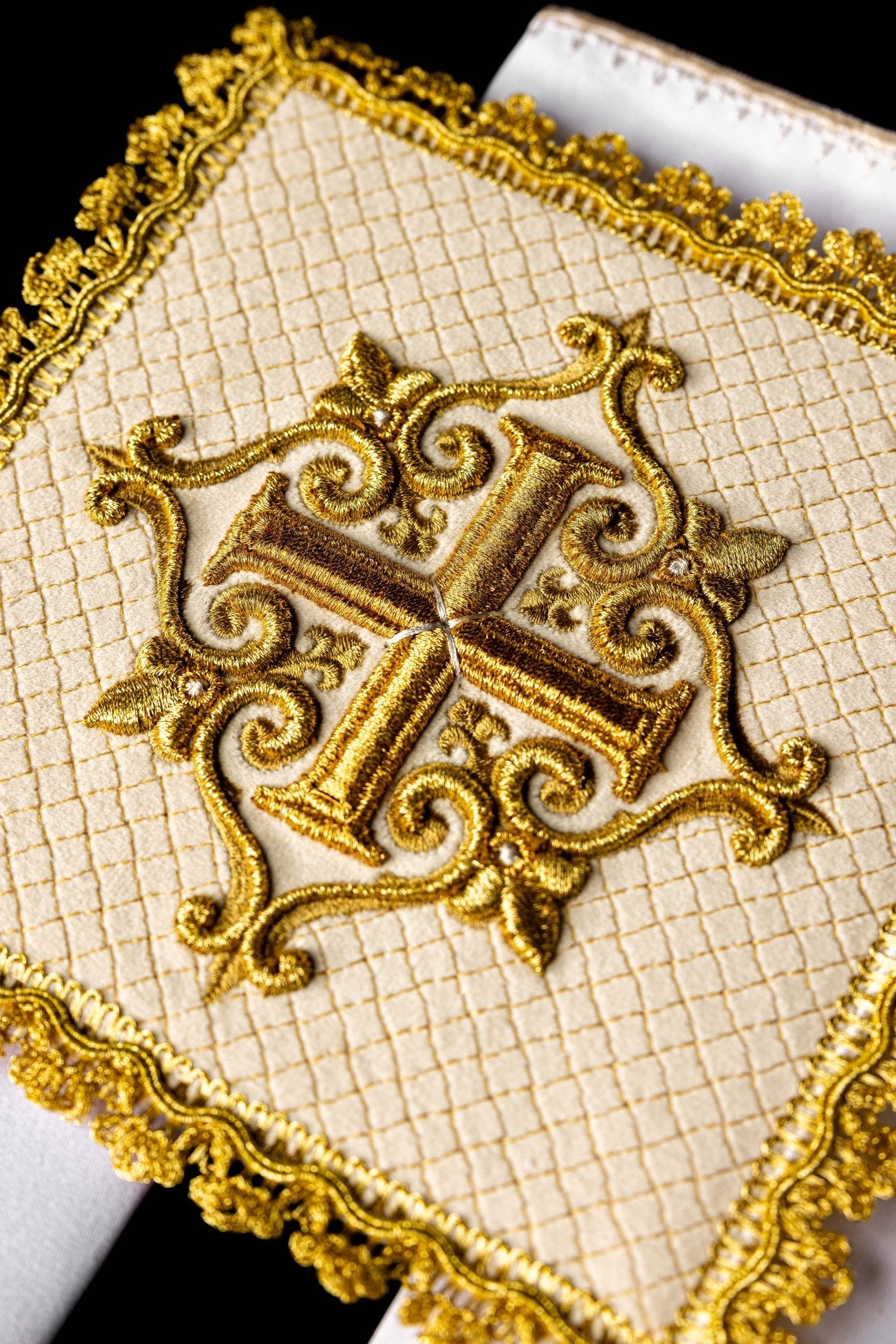 Servicio de altar terciopelo cruz bordada crudo LE/5029/C4 - CASULLAS.ES