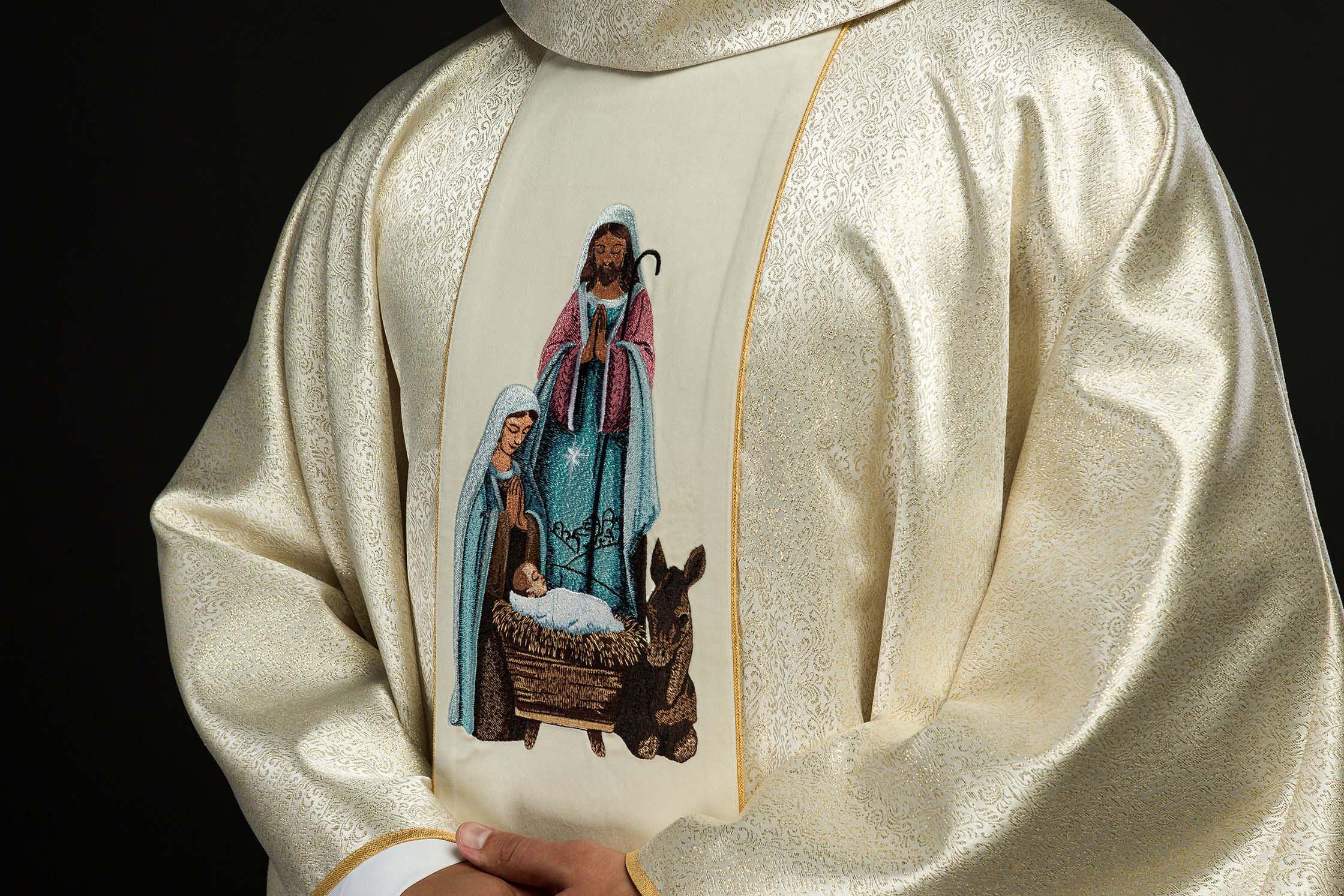 ¿Casulla para Navidad: dorada o blanca? La clave para elegir la vestimenta litúrgica ideal