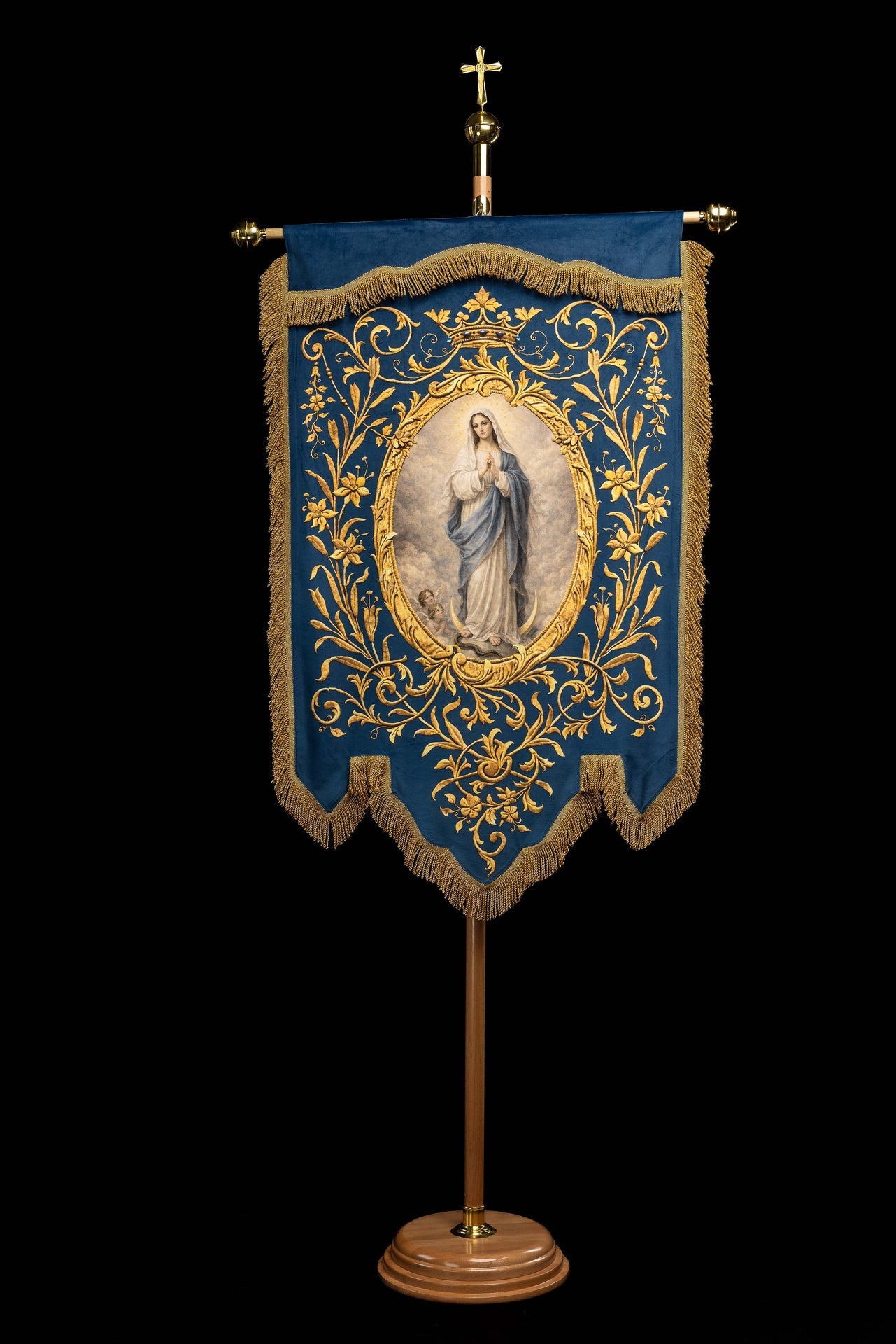 Estandarte litúrgico impreso por ambas caras con la imagen de Nuestra Señora de la Inmaculada Concepción y monograma mariano