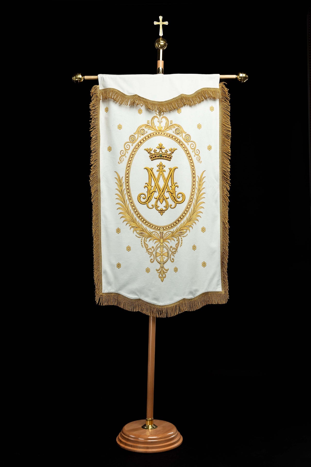 Estandarte litúrgico impreso por ambas caras con Nuestra Señora de la Asunción y monograma mariano