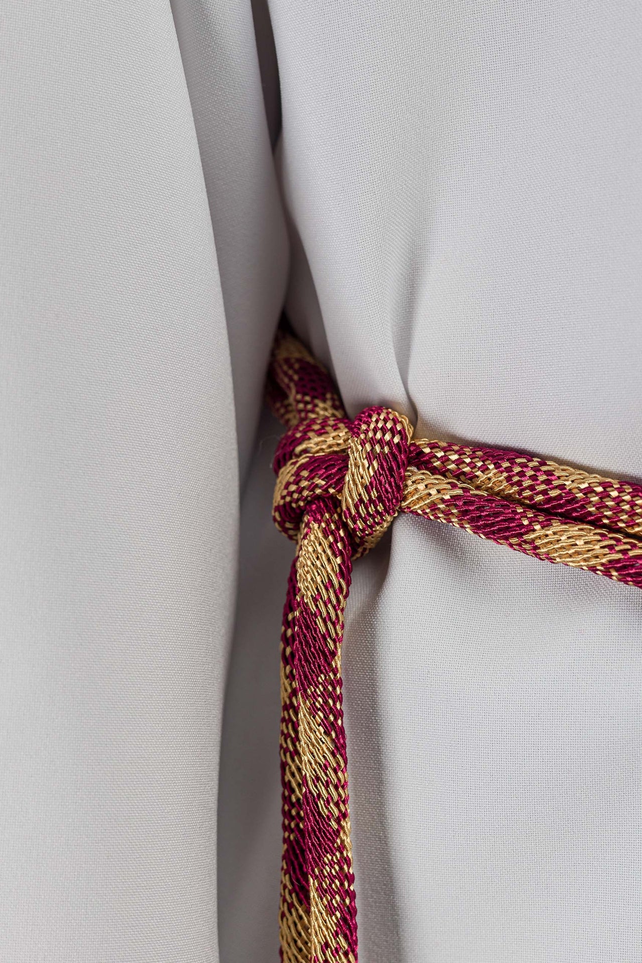 Cíngulo litúrgico rojo y dorado premium