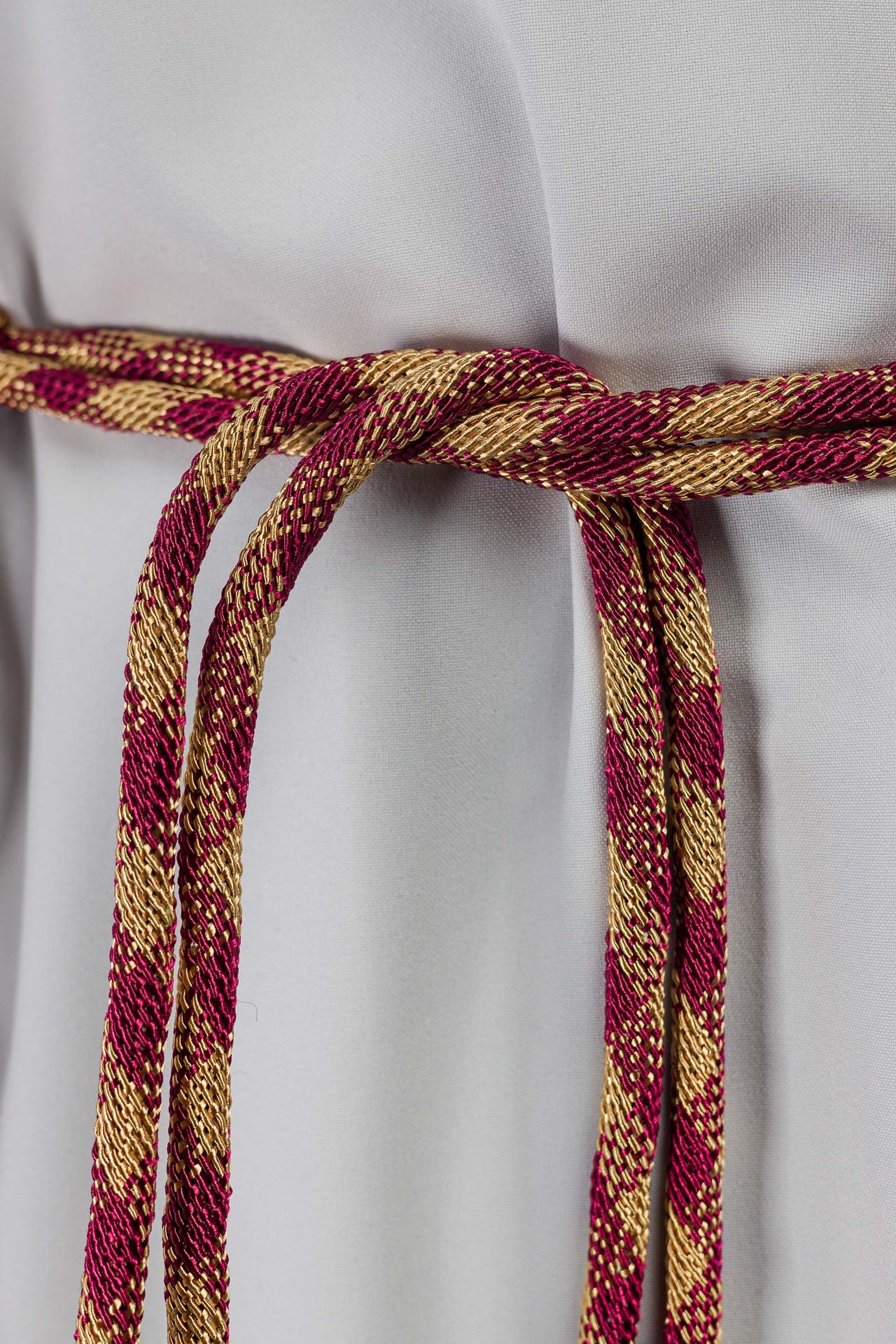 Cíngulo litúrgico rojo y dorado premium