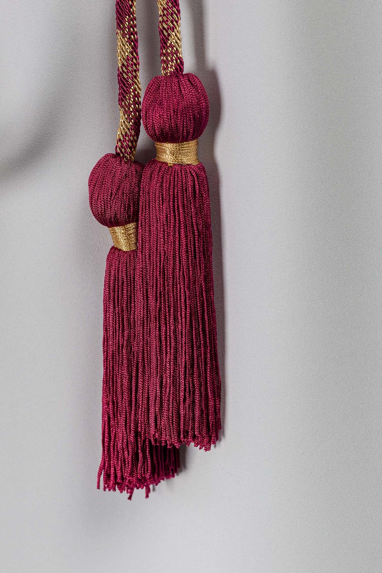 Cíngulo litúrgico rojo y dorado premium