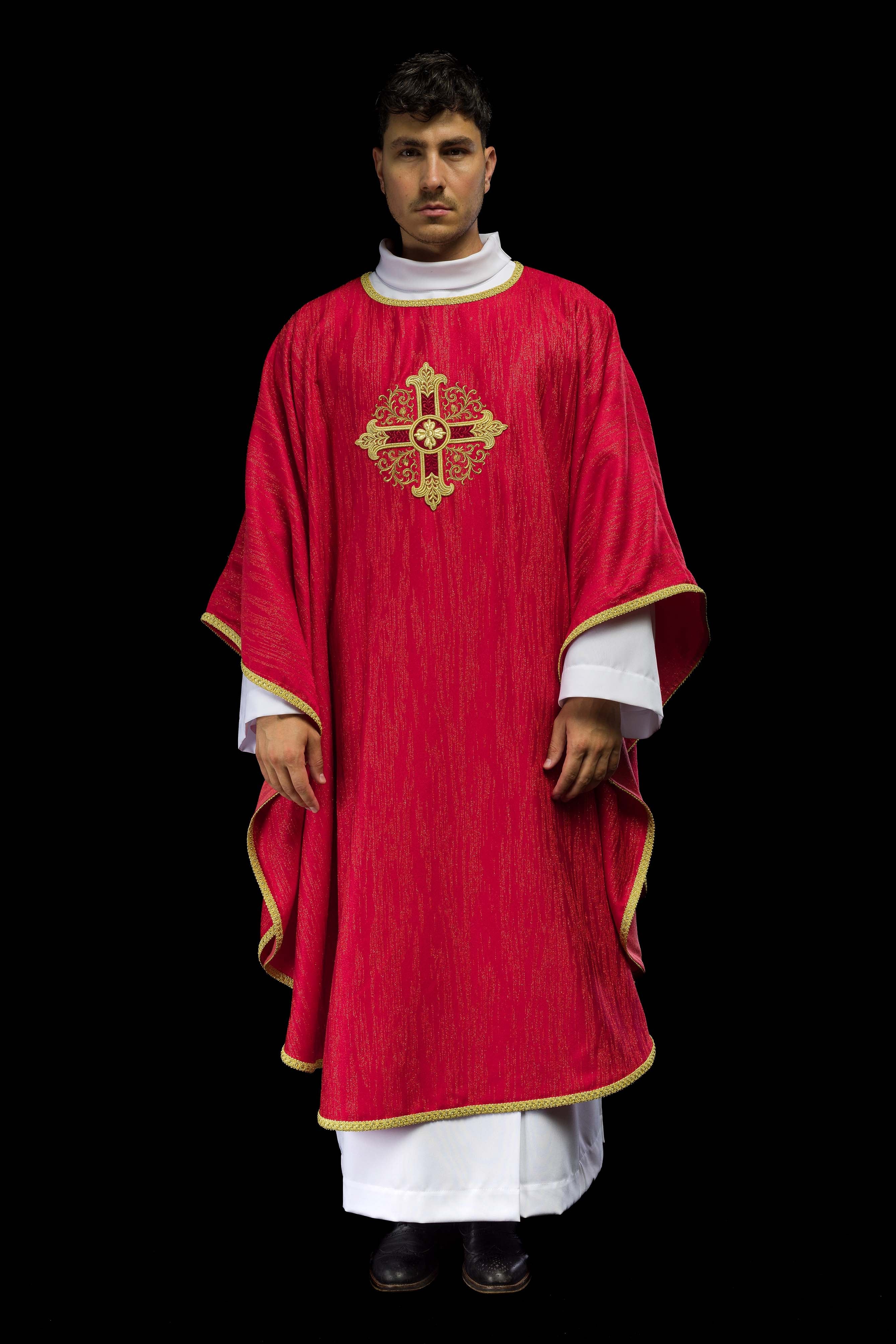 Casulla roja con motivo bordado de cruz en tejido decorativo
