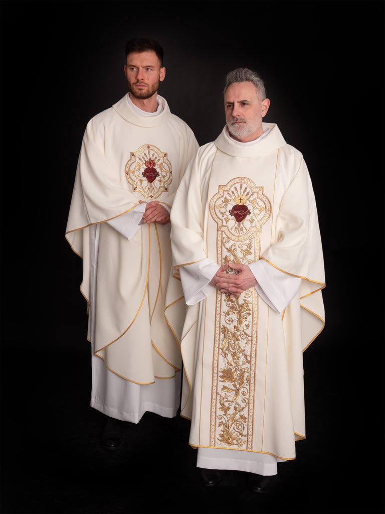 Casulla marfil con bordado Corazón de Jesús y Cáliz - CASULLAS.ES