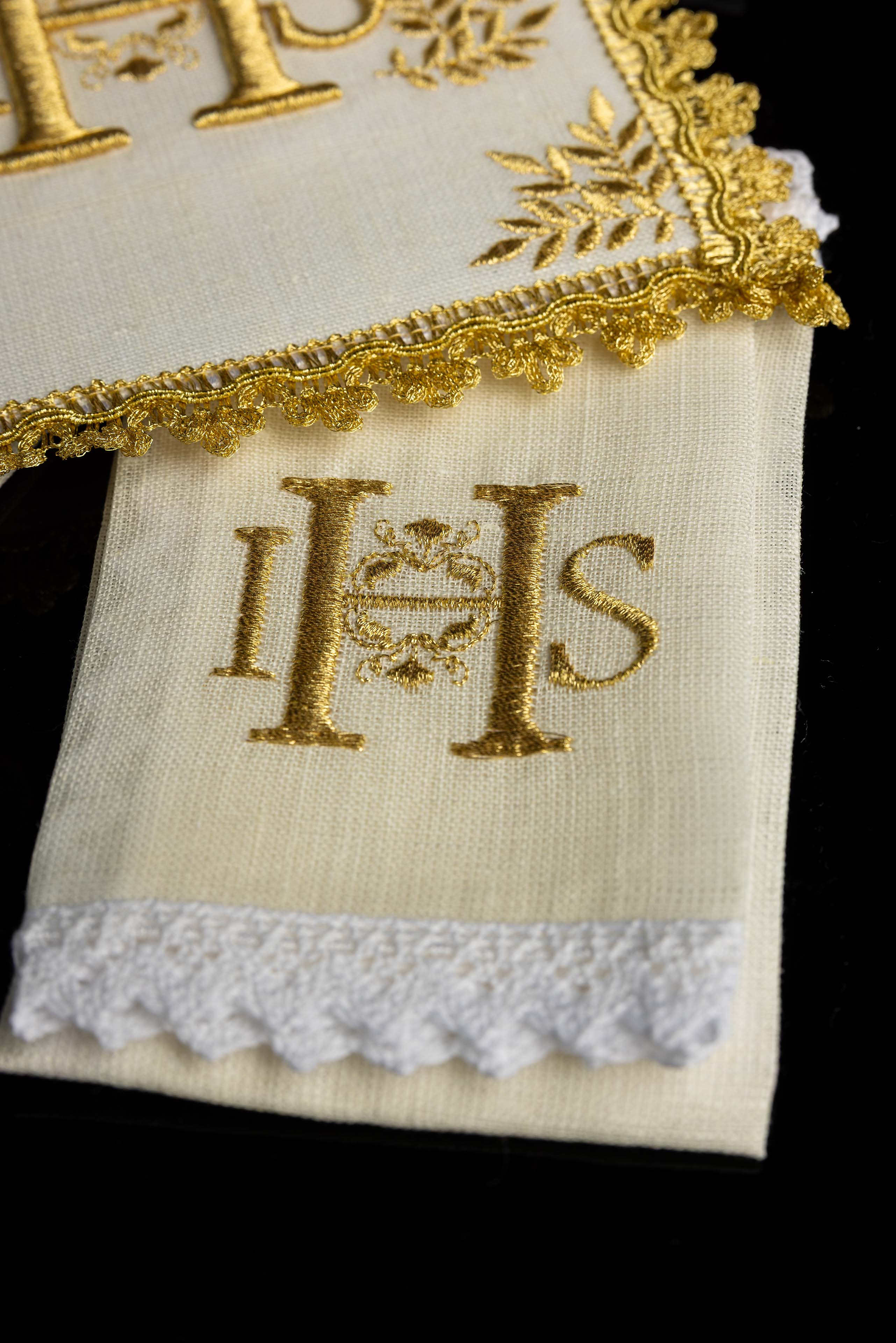 Juego de altar ricamente decorado con motivo IHS