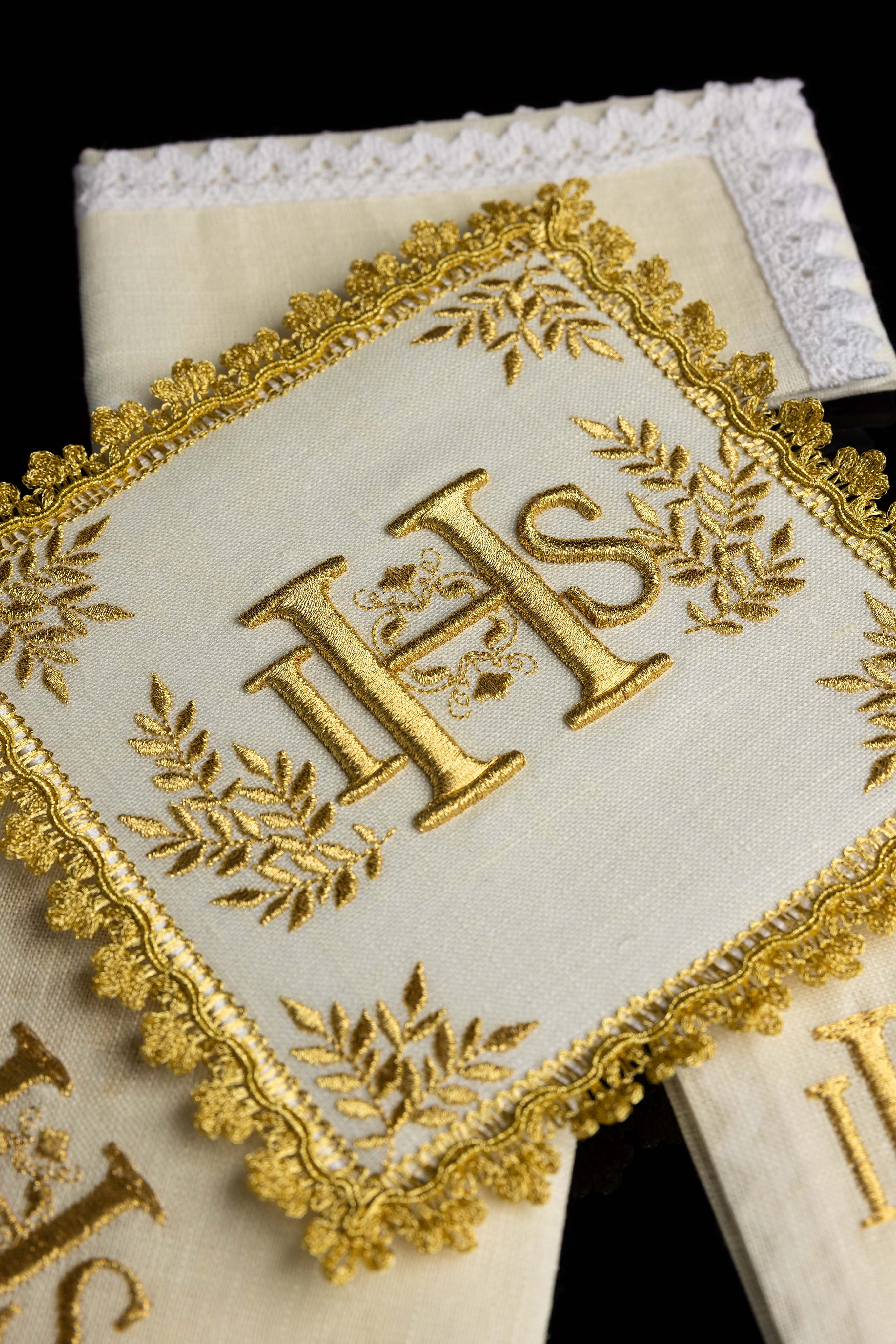 Juego de altar ricamente decorado con motivo IHS