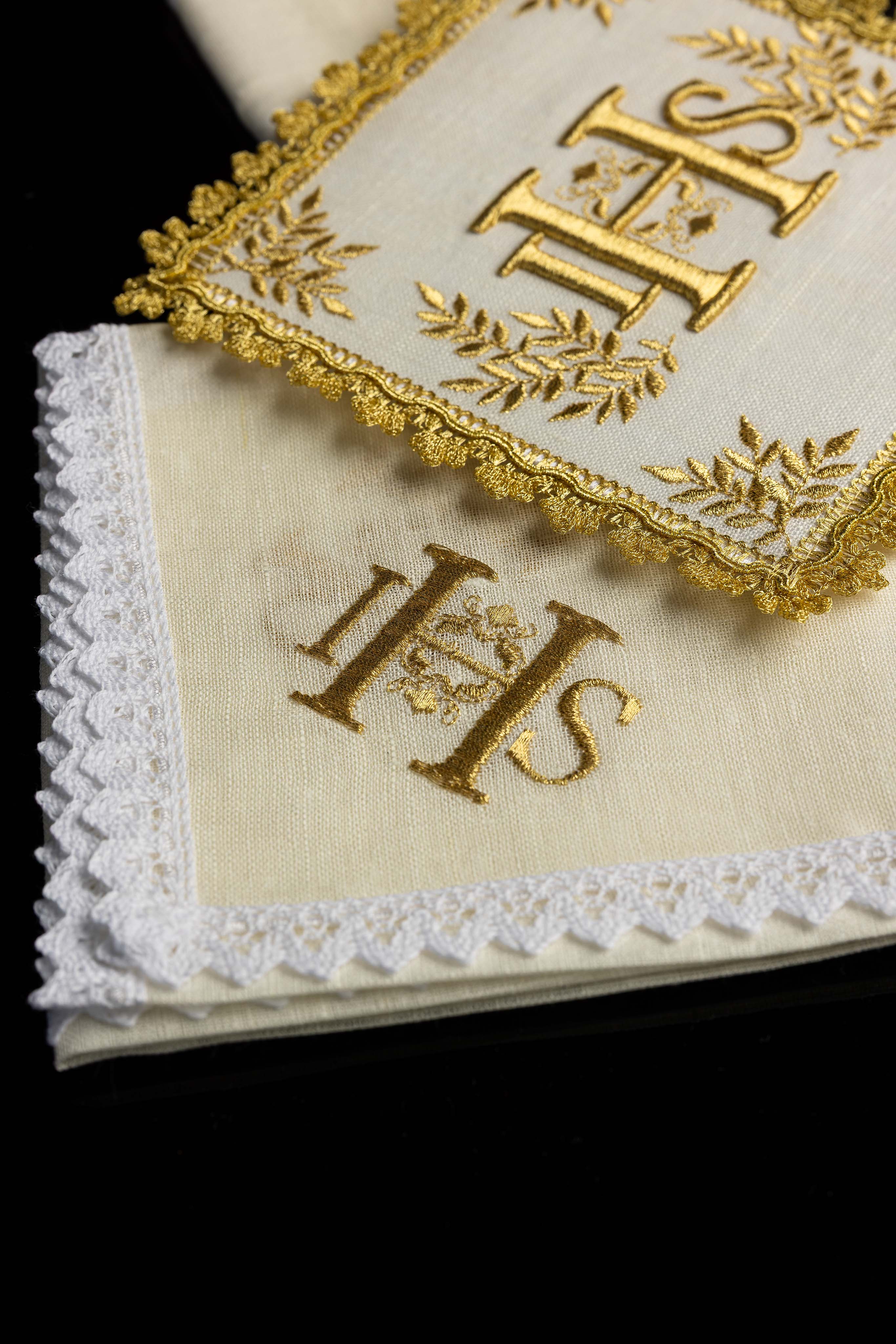 Juego de altar ricamente decorado con motivo IHS