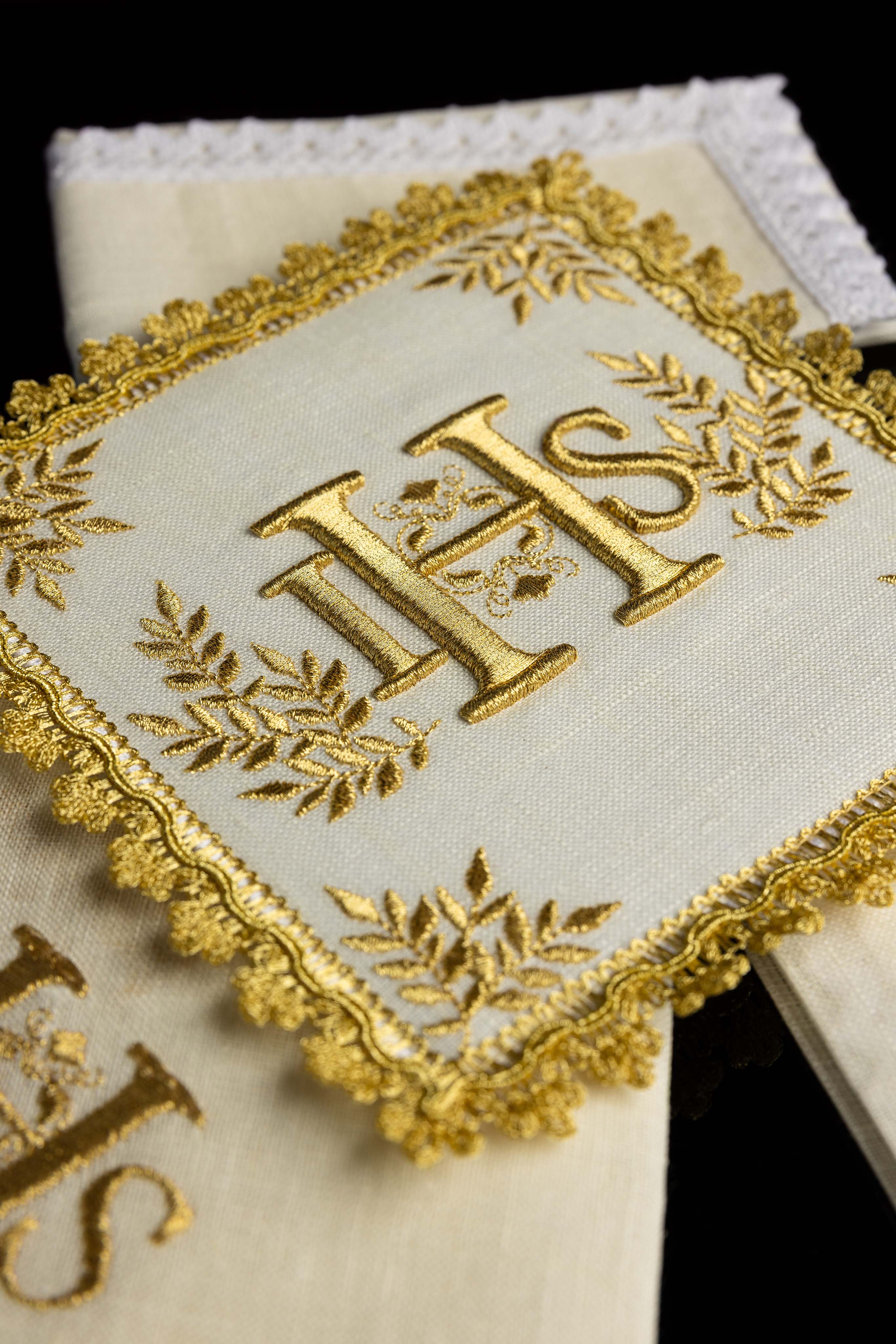 Juego de altar ricamente decorado con motivo IHS
