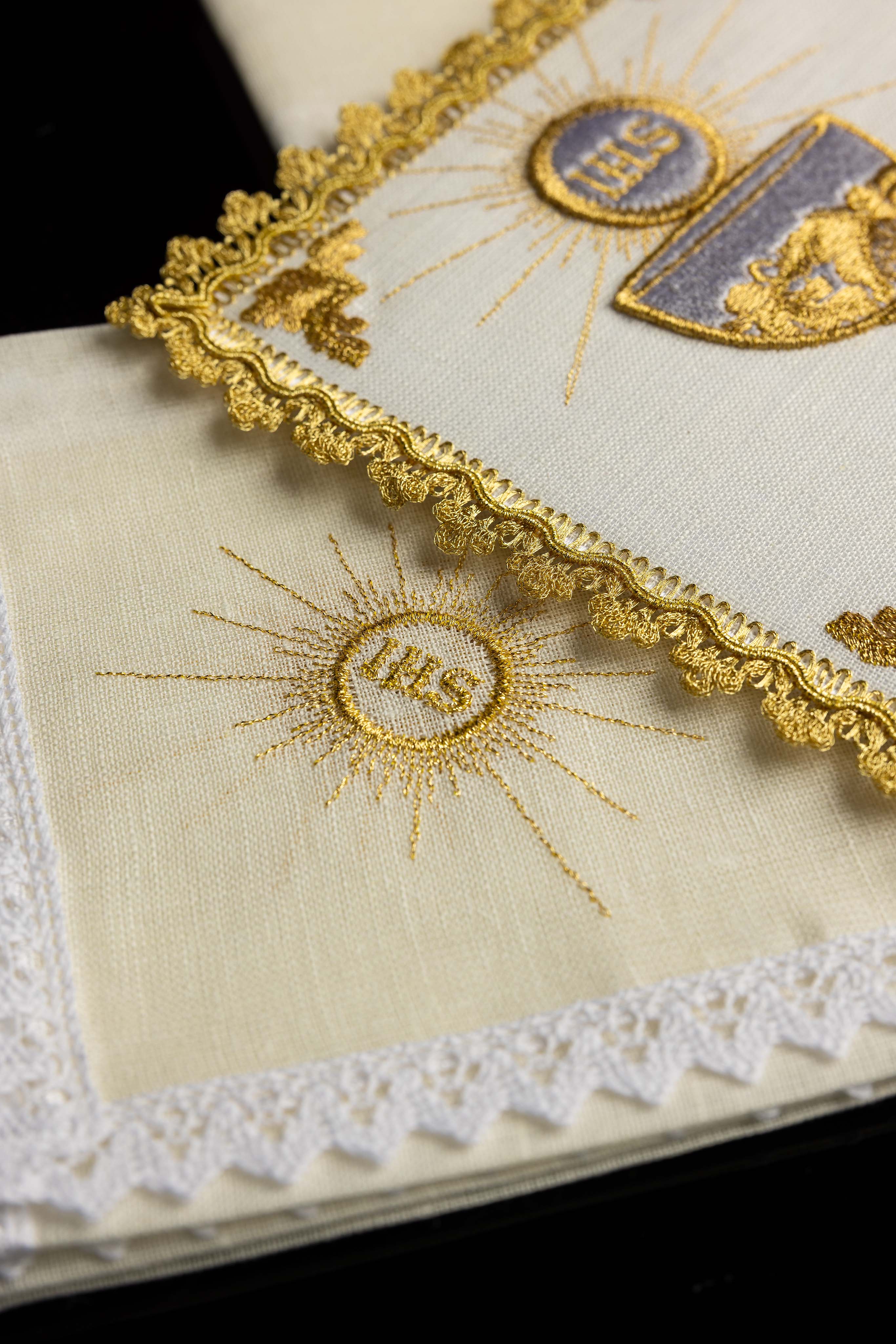 Juego de altar con cáliz dorado