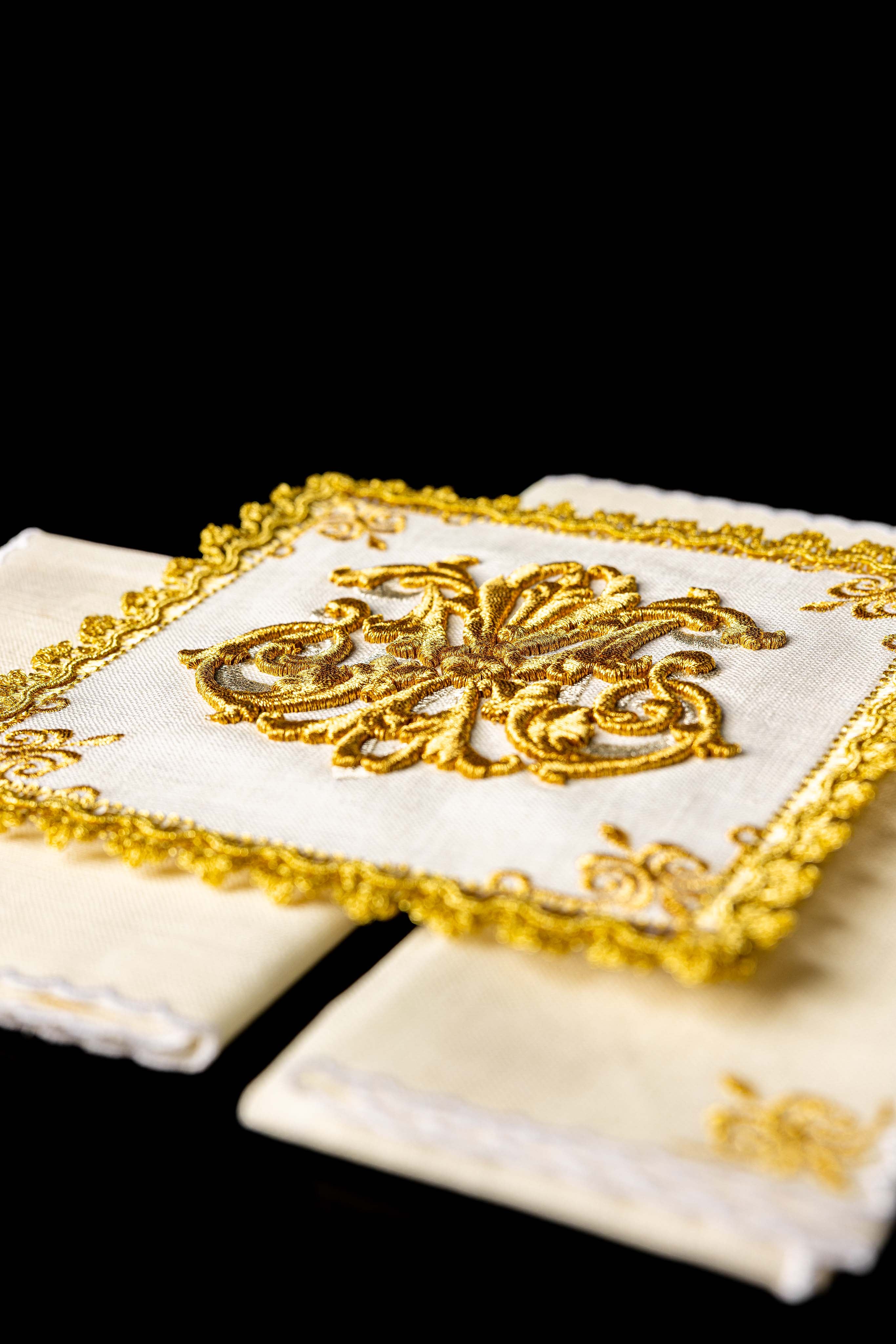 Servicio de altar bordado con símbolo Mariano