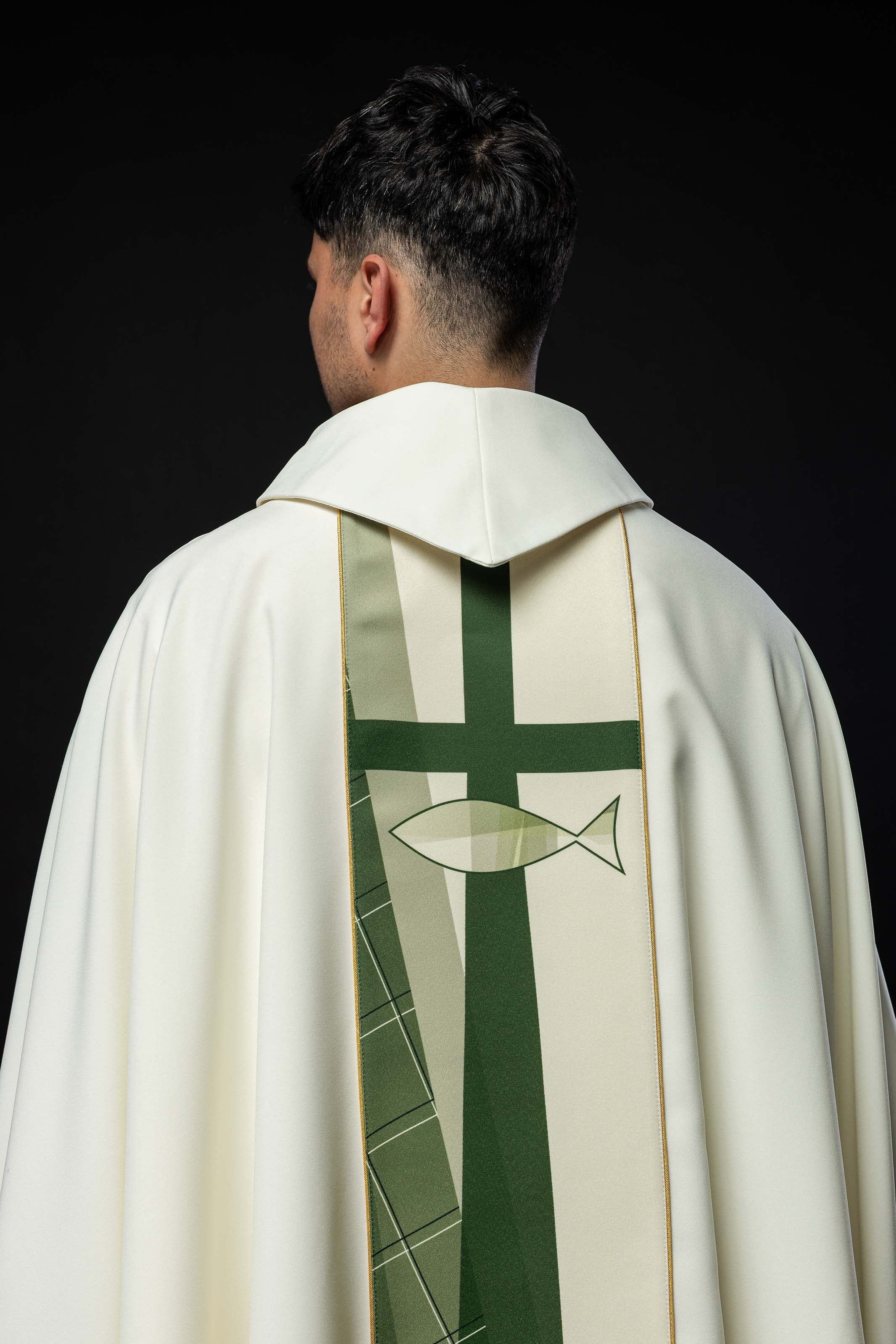Casulla blanca bordada con diseño de cruz y peces