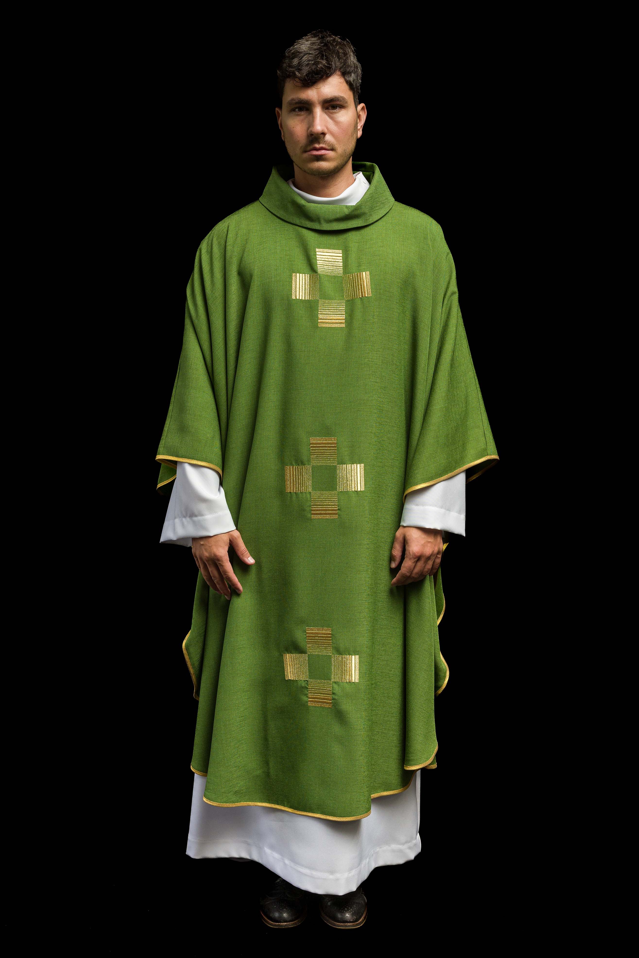 Casulla verde con Cruces bordadas