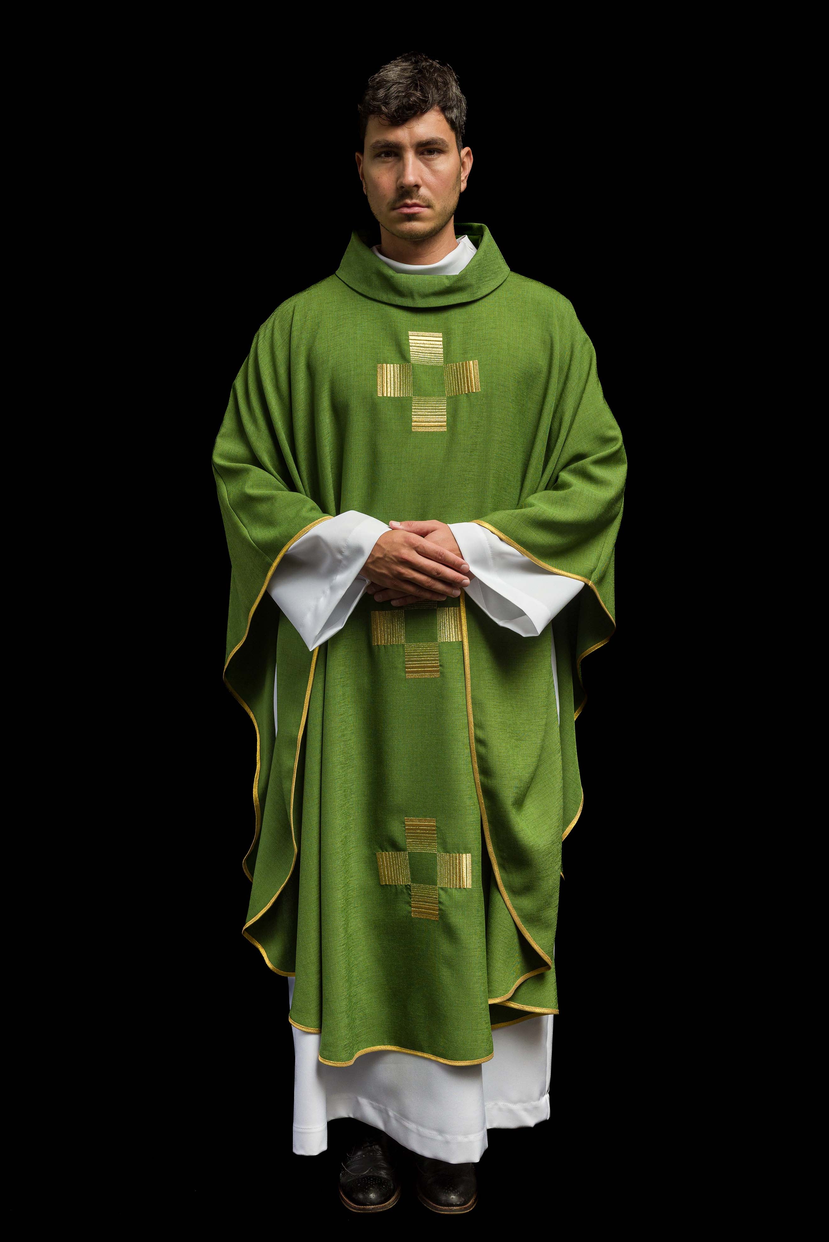 Casulla verde con Cruces bordadas