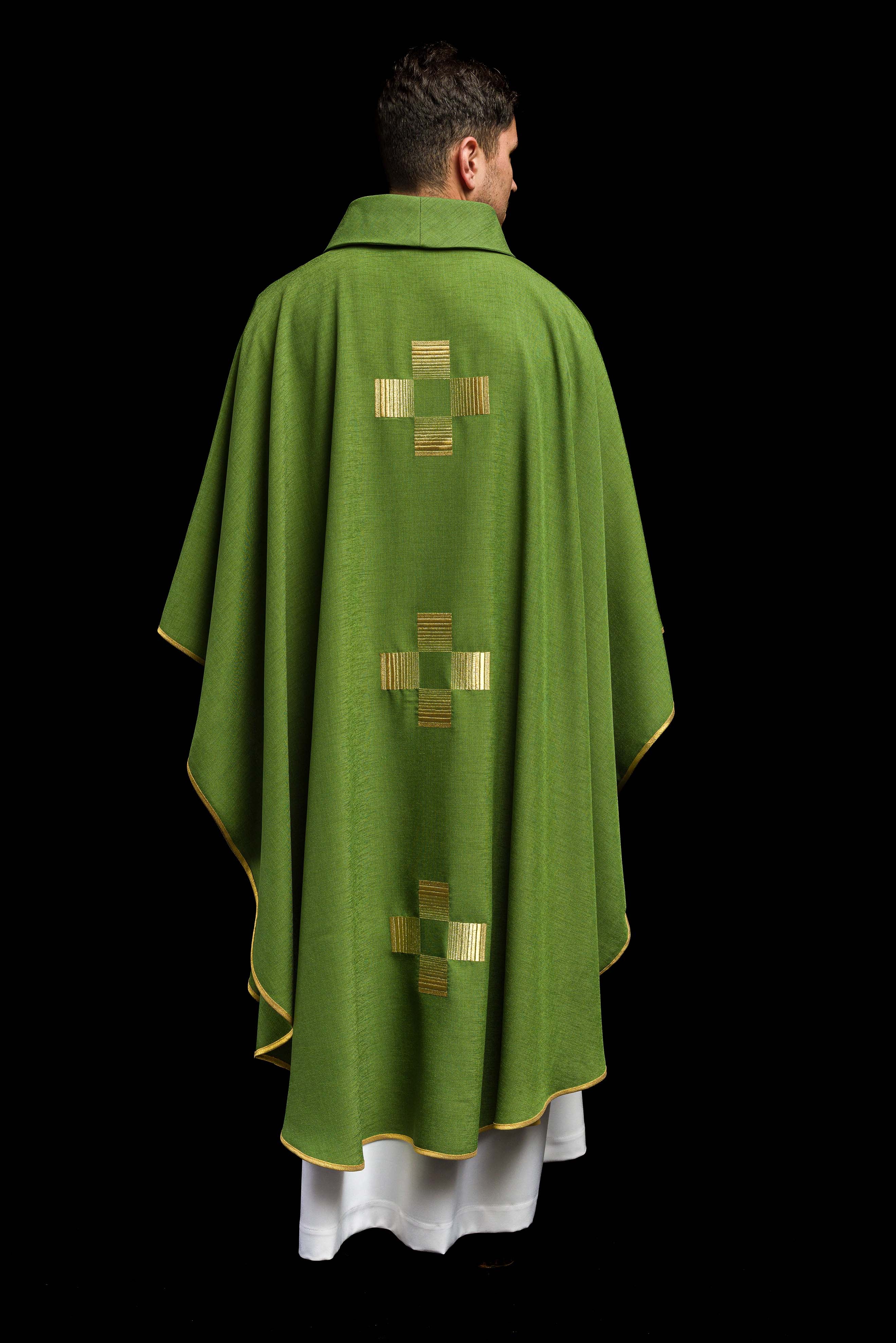 Casulla verde con Cruces bordadas