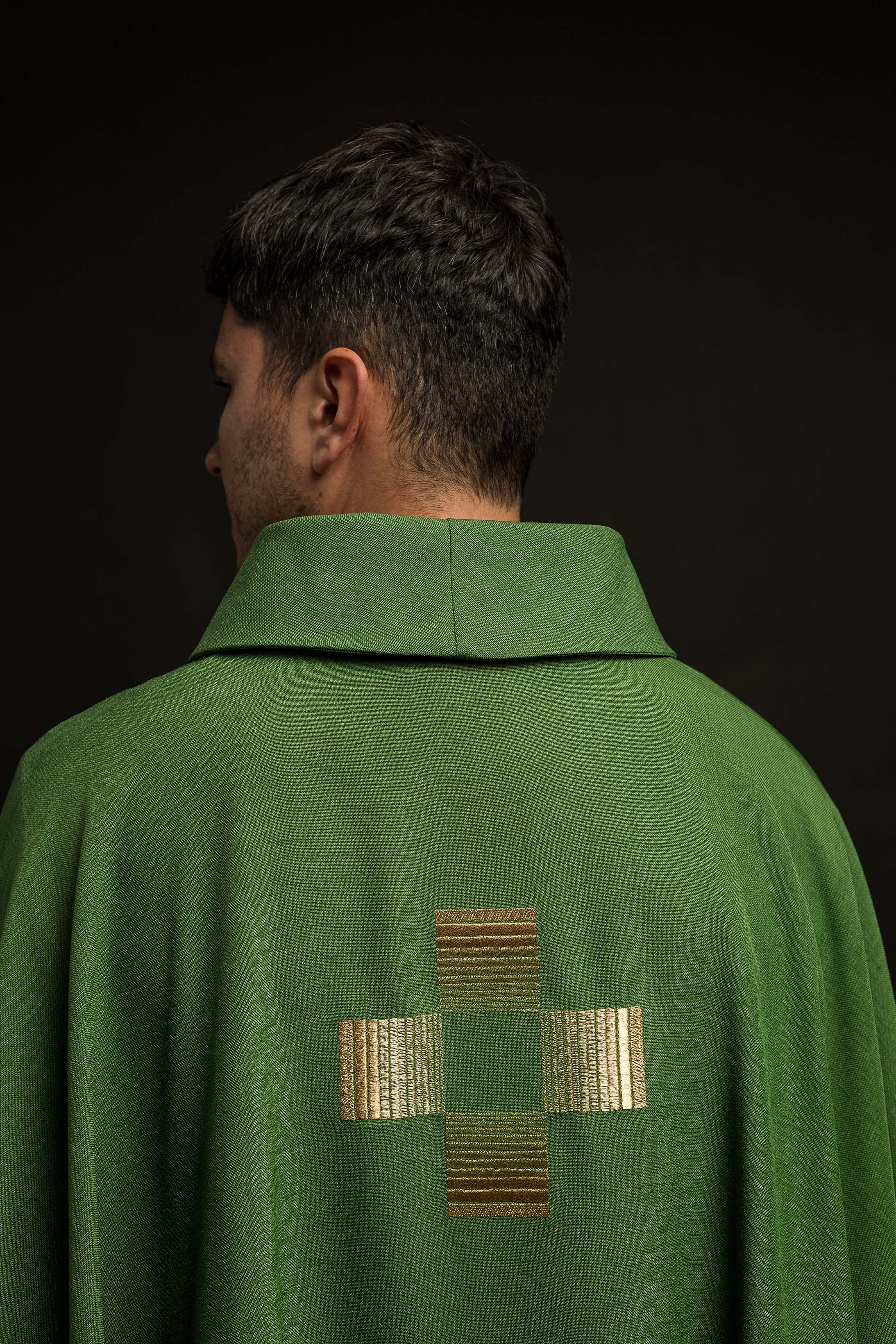 Casulla verde con Cruces bordadas