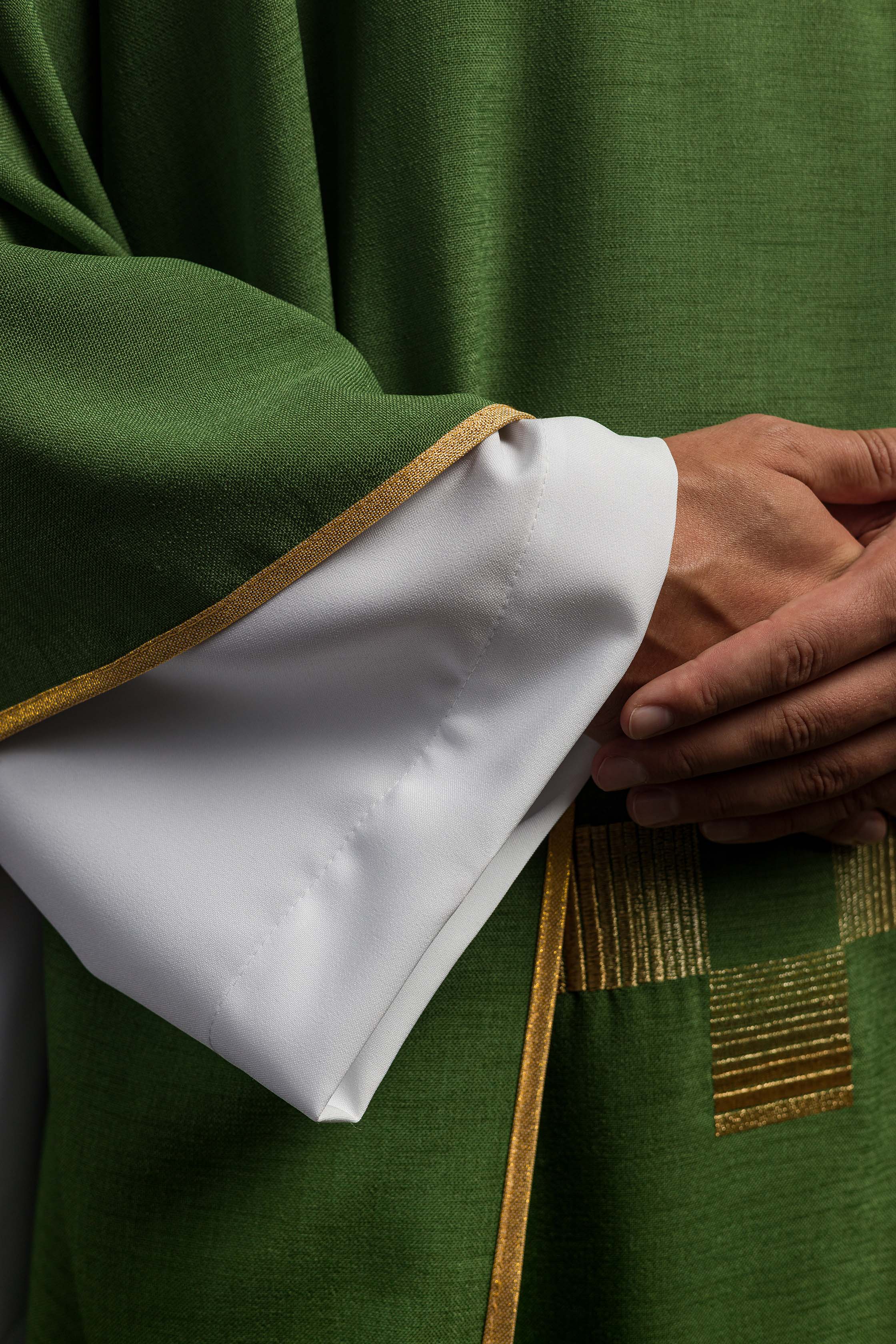 Casulla verde con Cruces bordadas