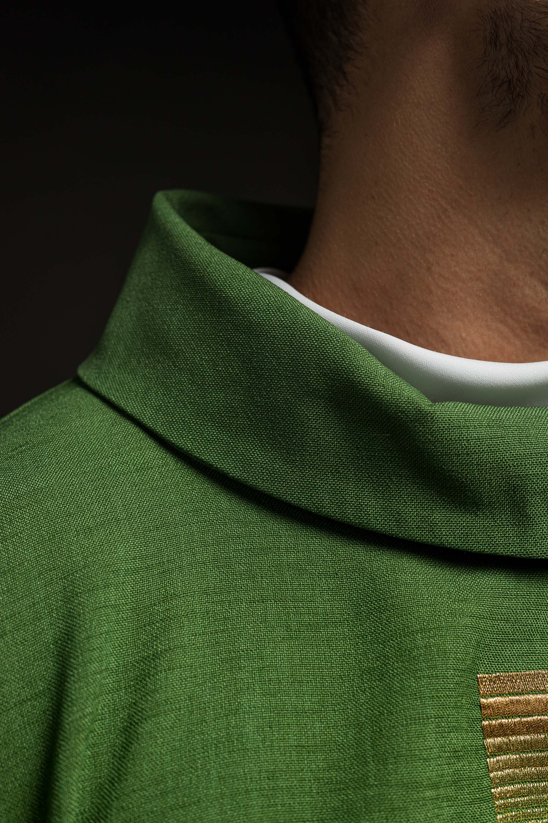 Casulla verde con Cruces bordadas