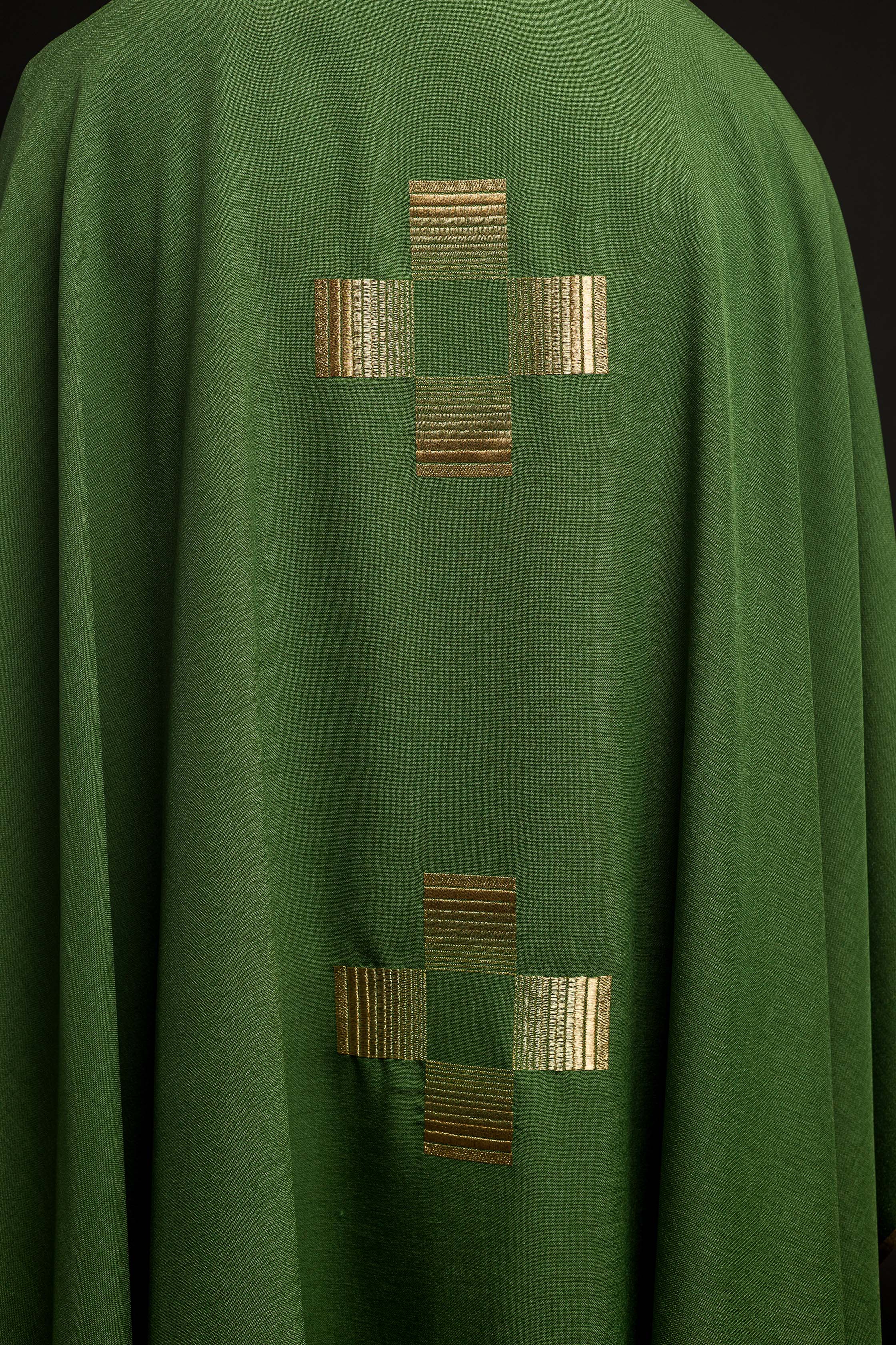 Casulla verde con Cruces bordadas