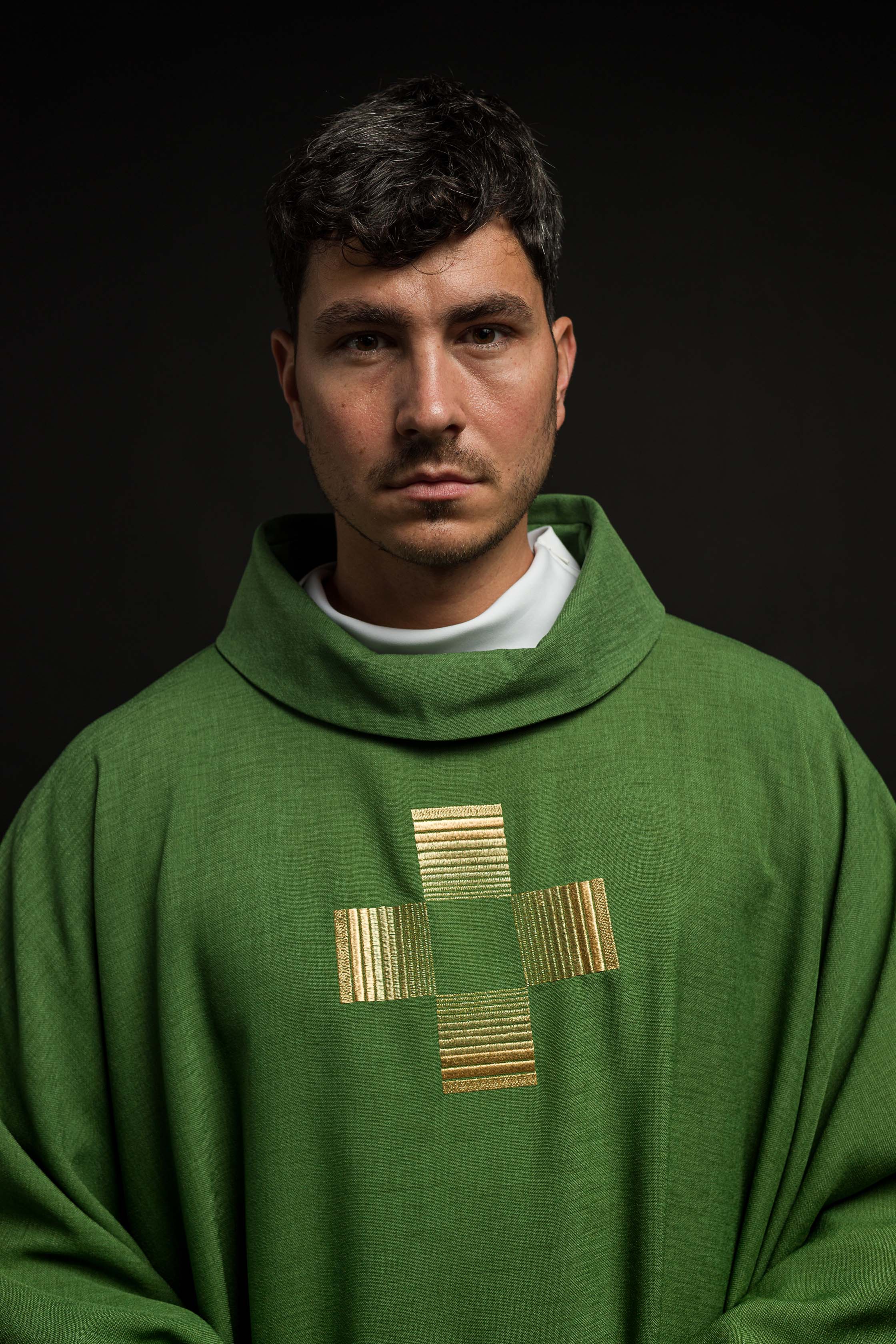 Casulla verde con Cruces bordadas