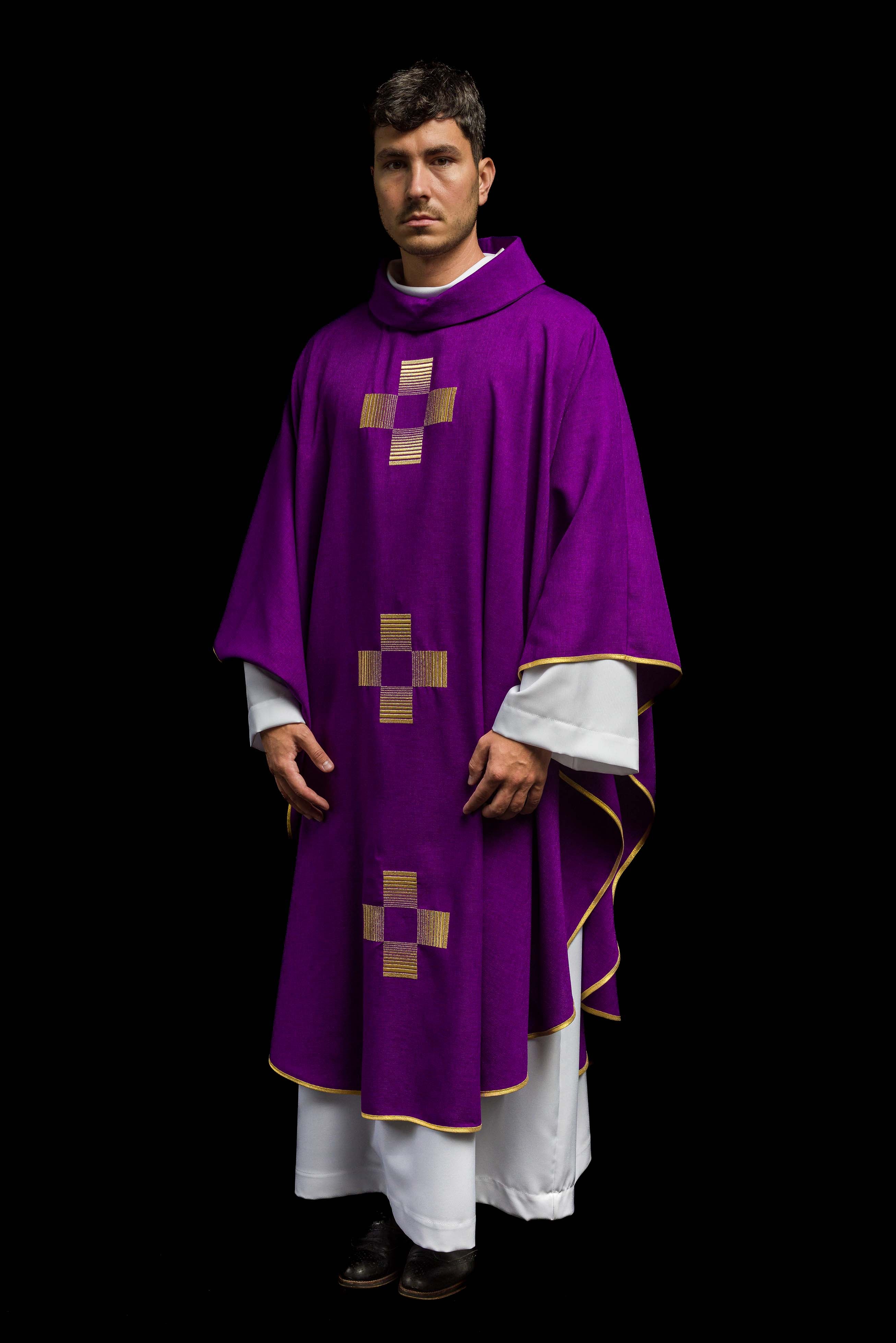 Casulla morada con Cruces bordadas