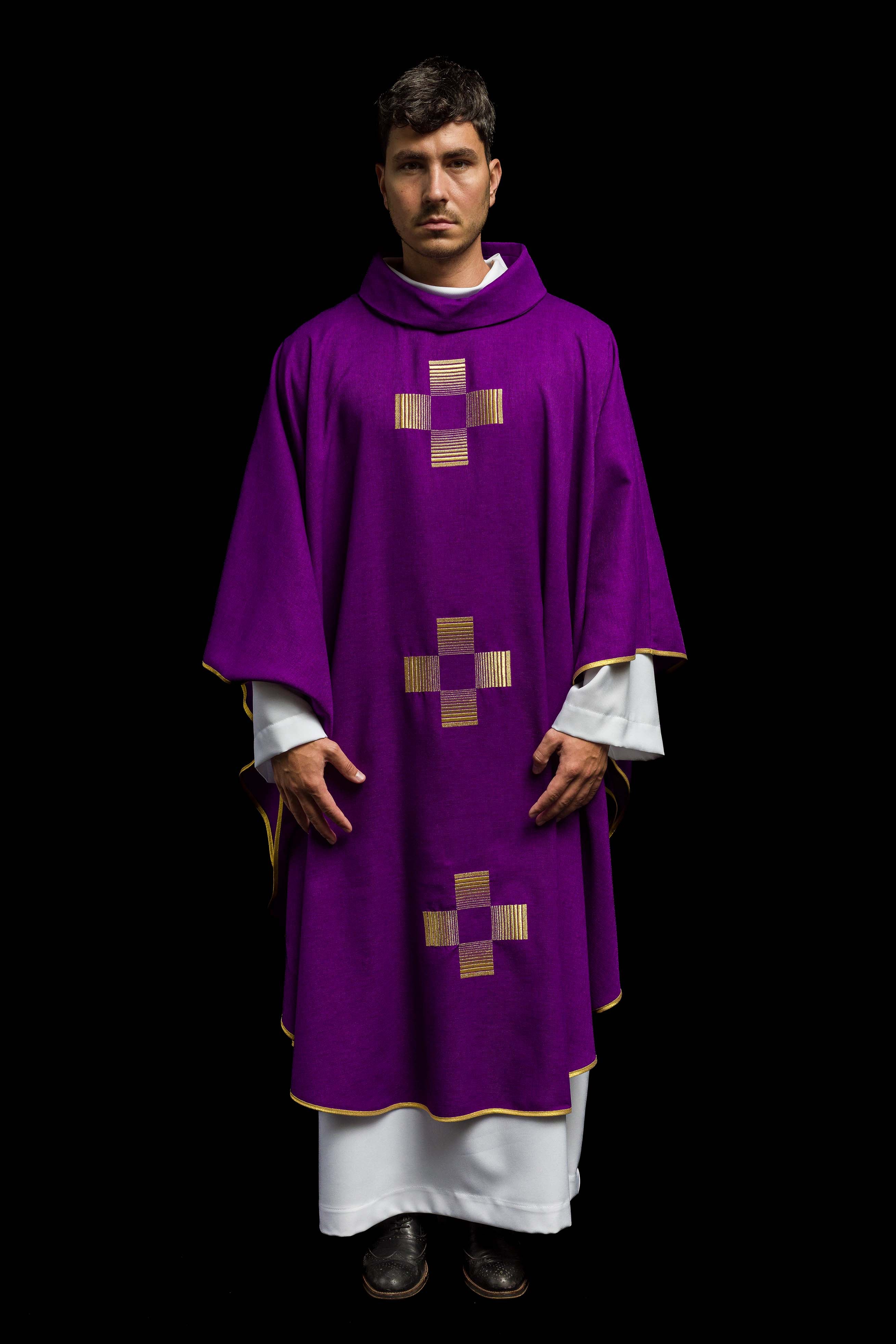Casulla morada con Cruces bordadas