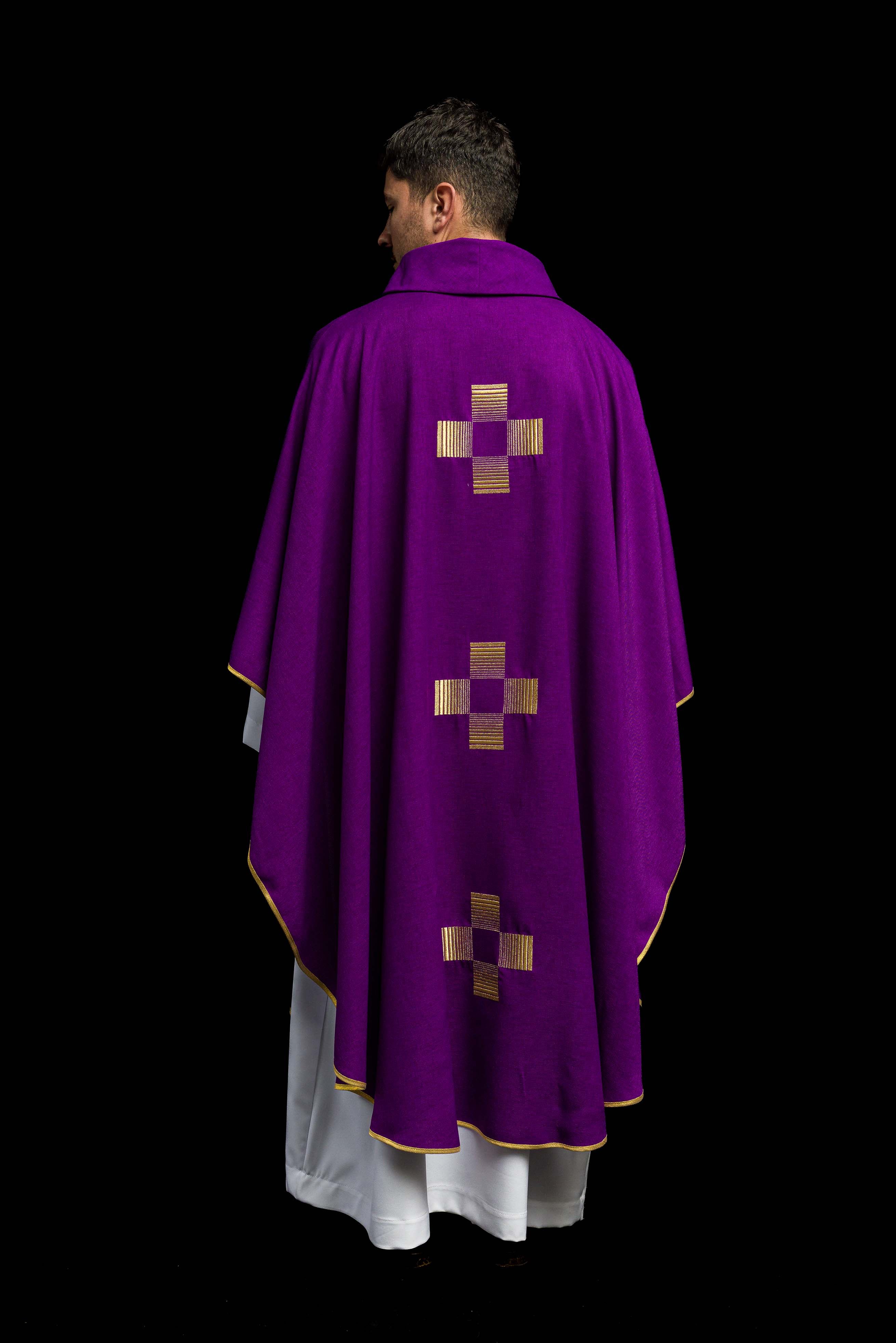 Casulla morada con Cruces bordadas