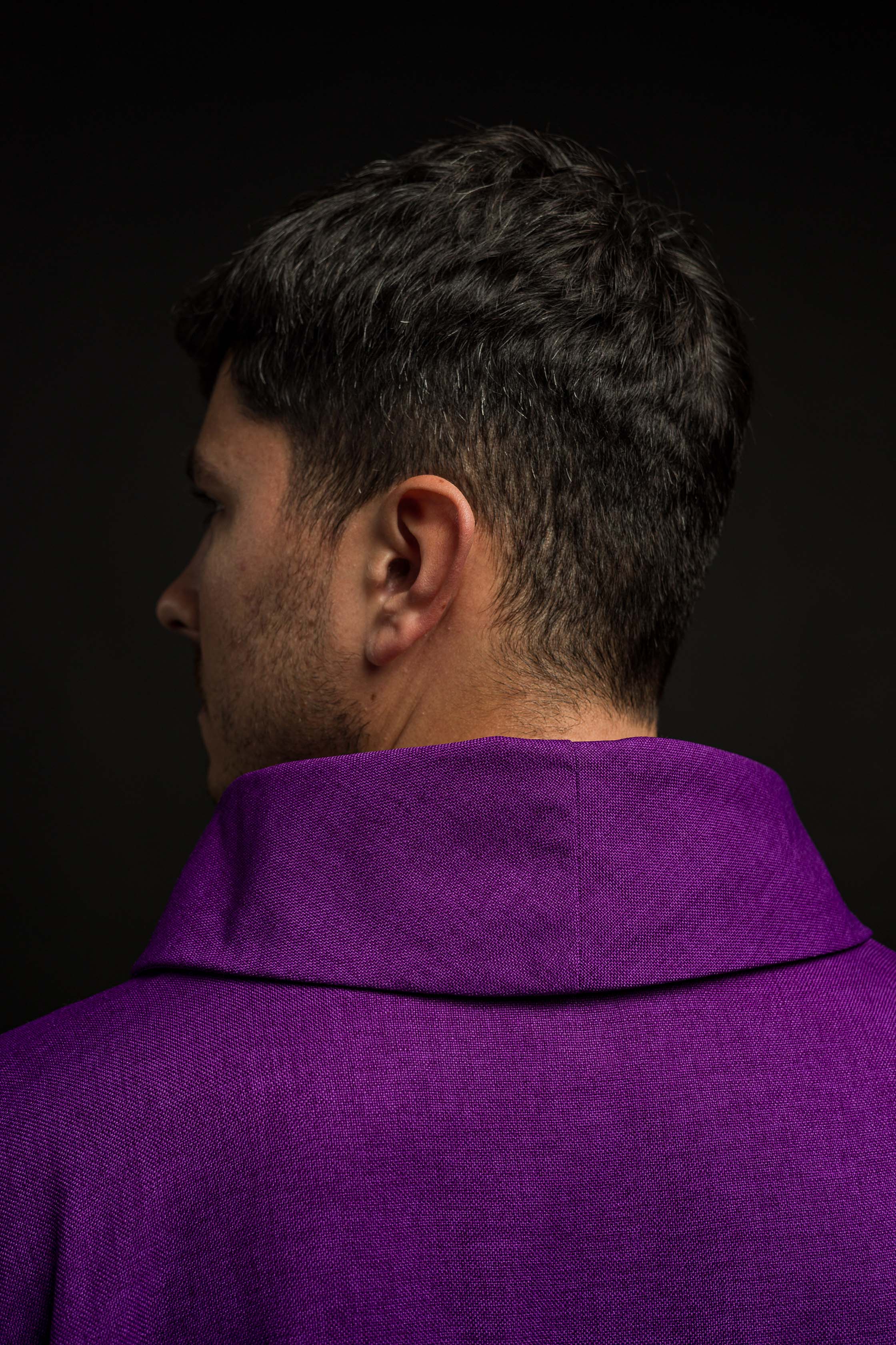 Casulla morada con Cruces bordadas