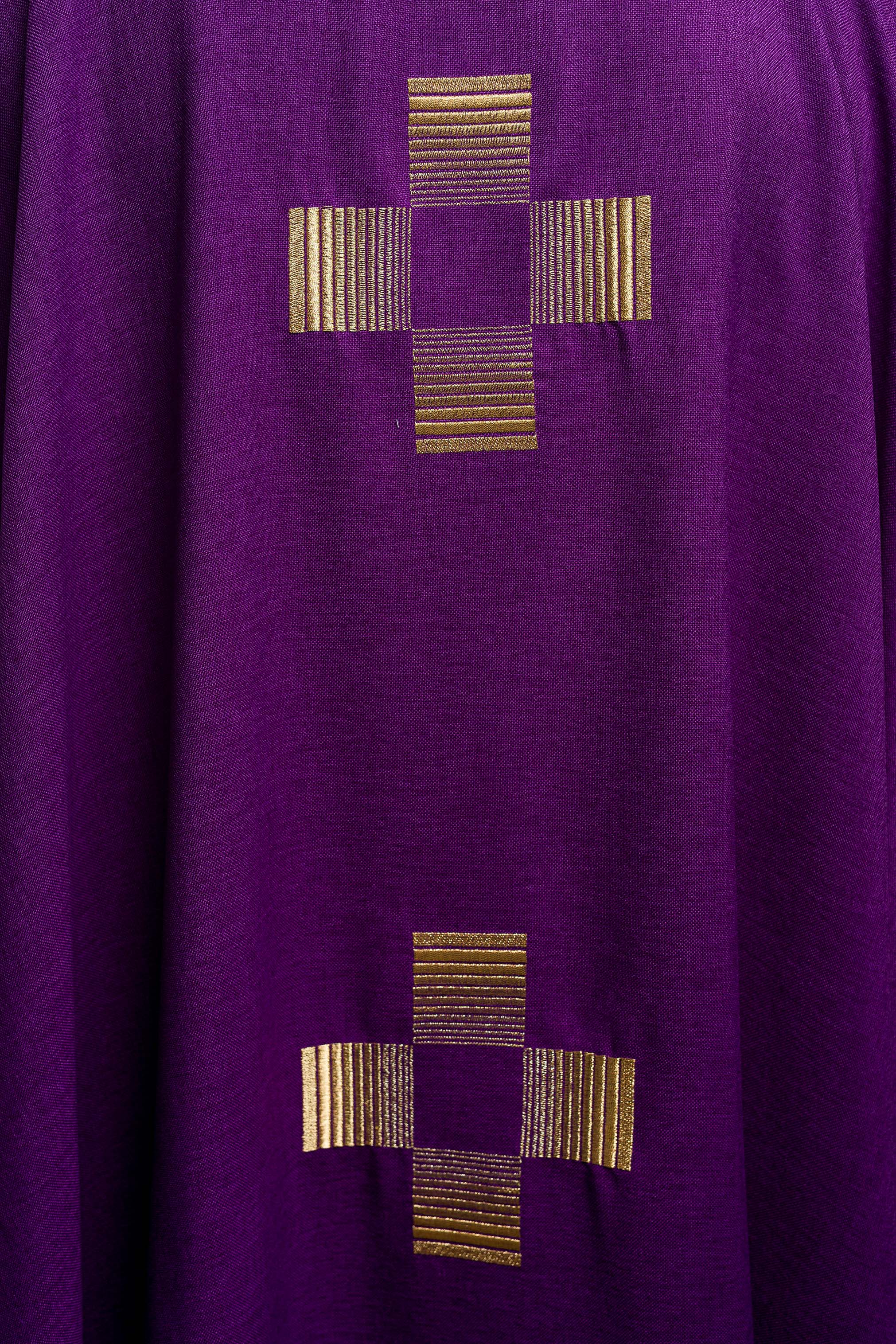 Casulla morada con Cruces bordadas