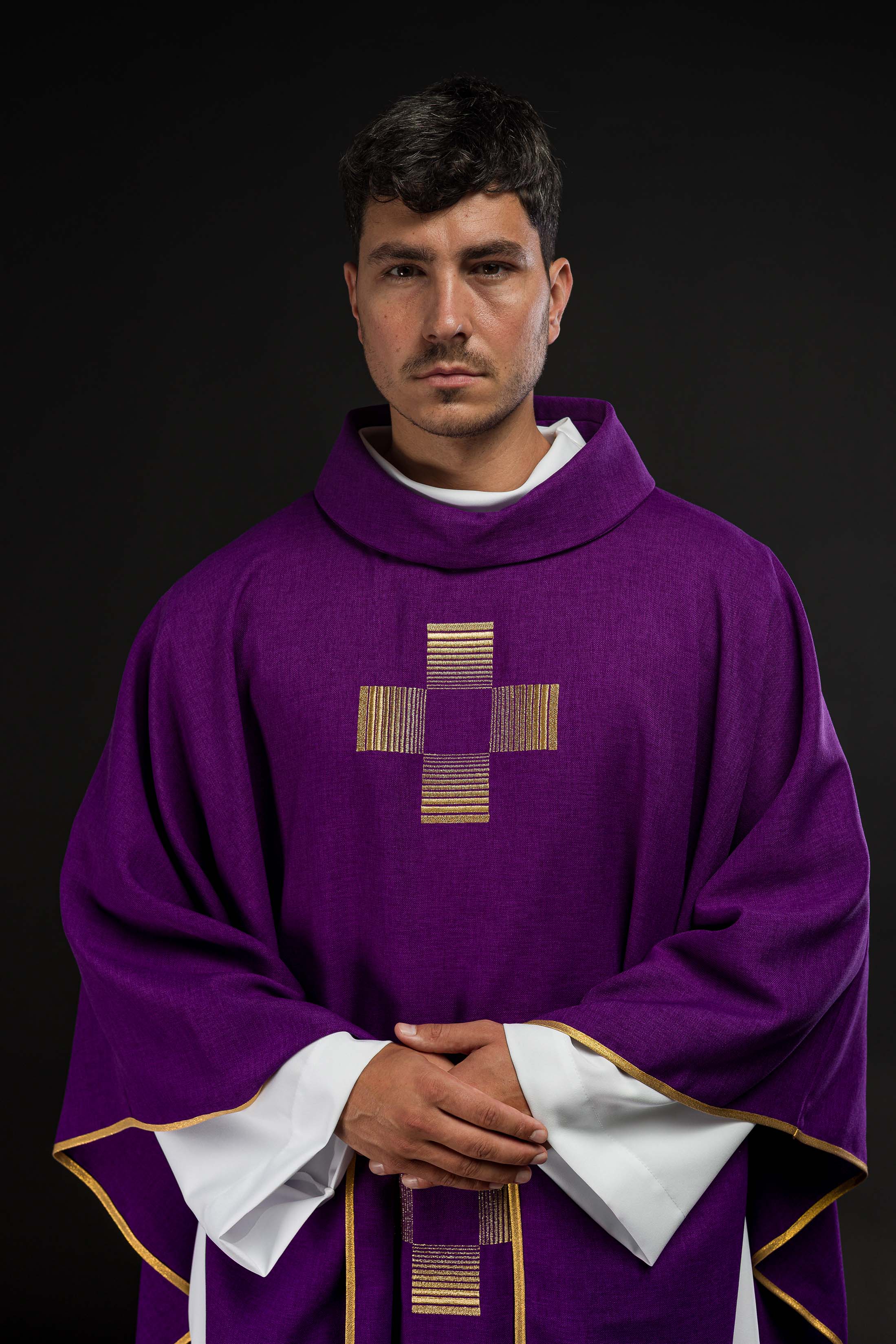 Casulla morada con Cruces bordadas