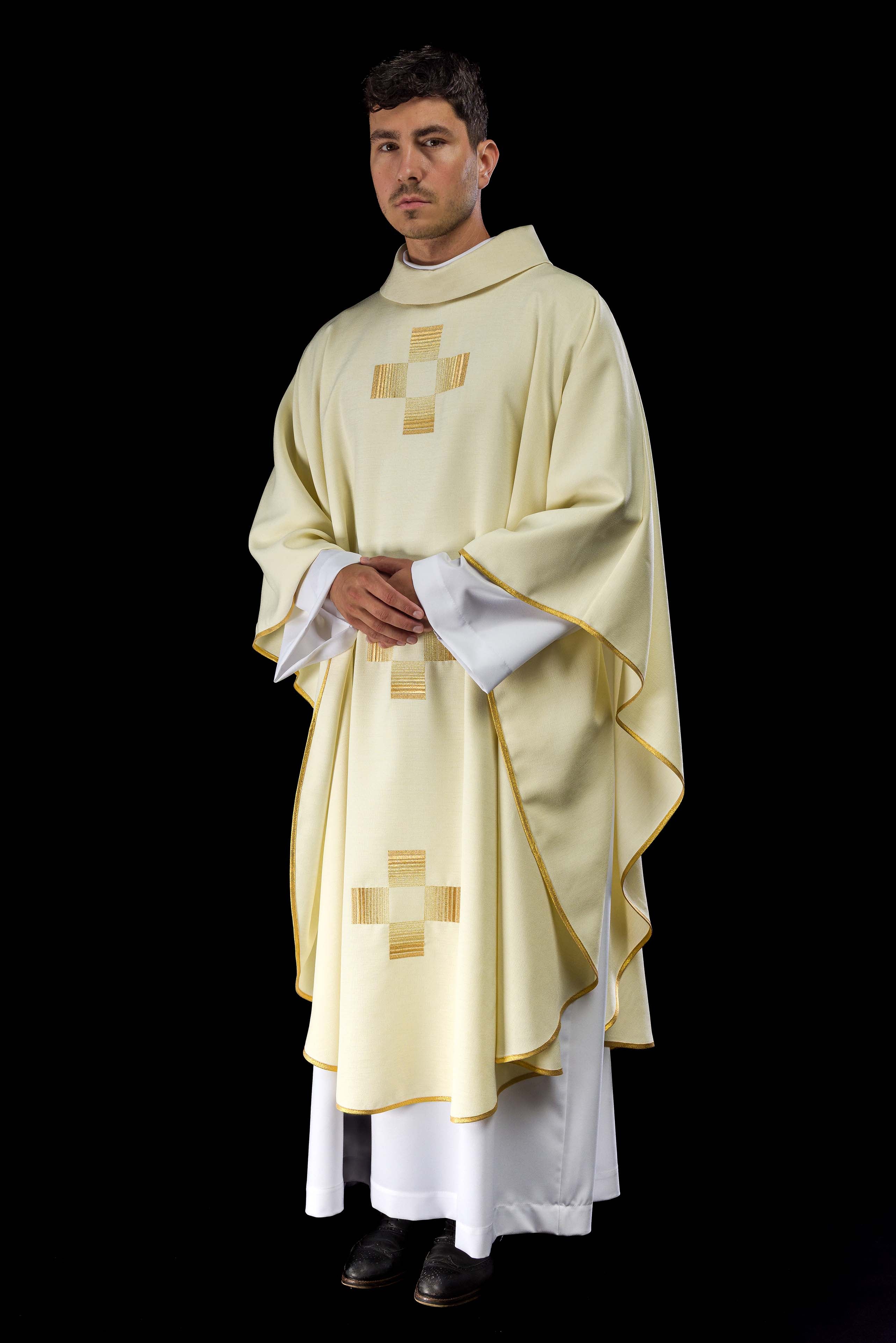 Casulla con cruces bordadas de oro
