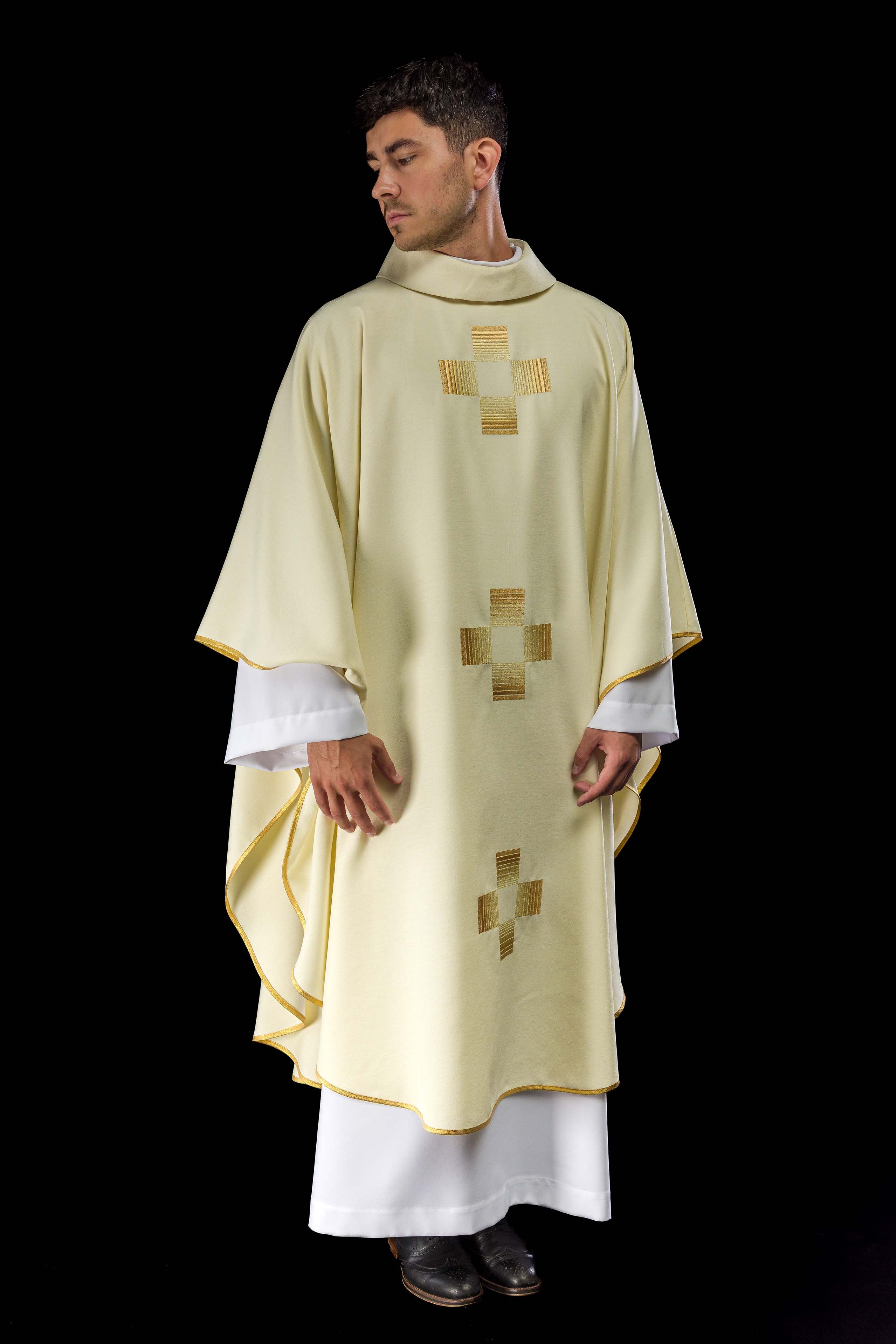 Casulla con cruces bordadas de oro