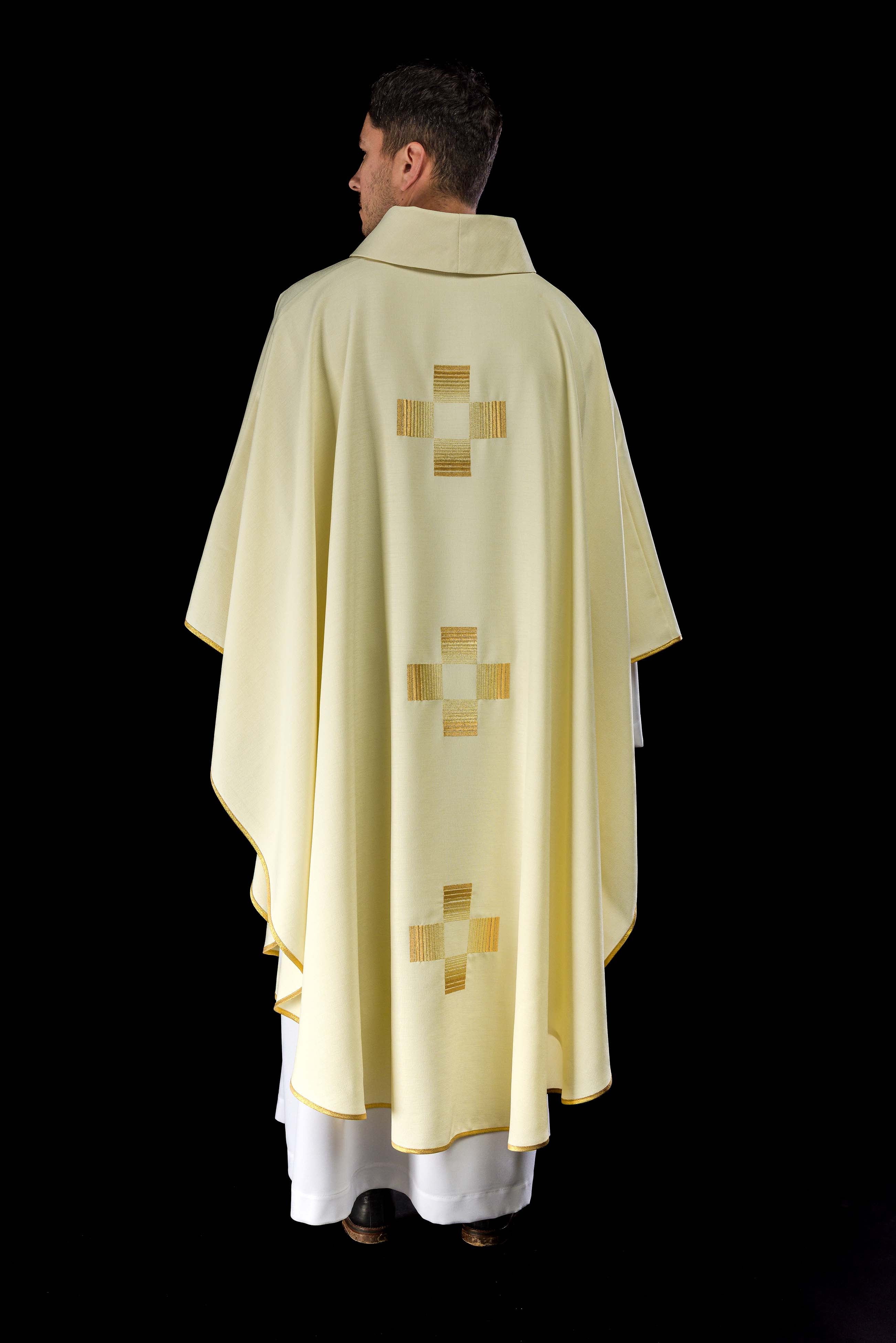 Casulla con cruces bordadas de oro
