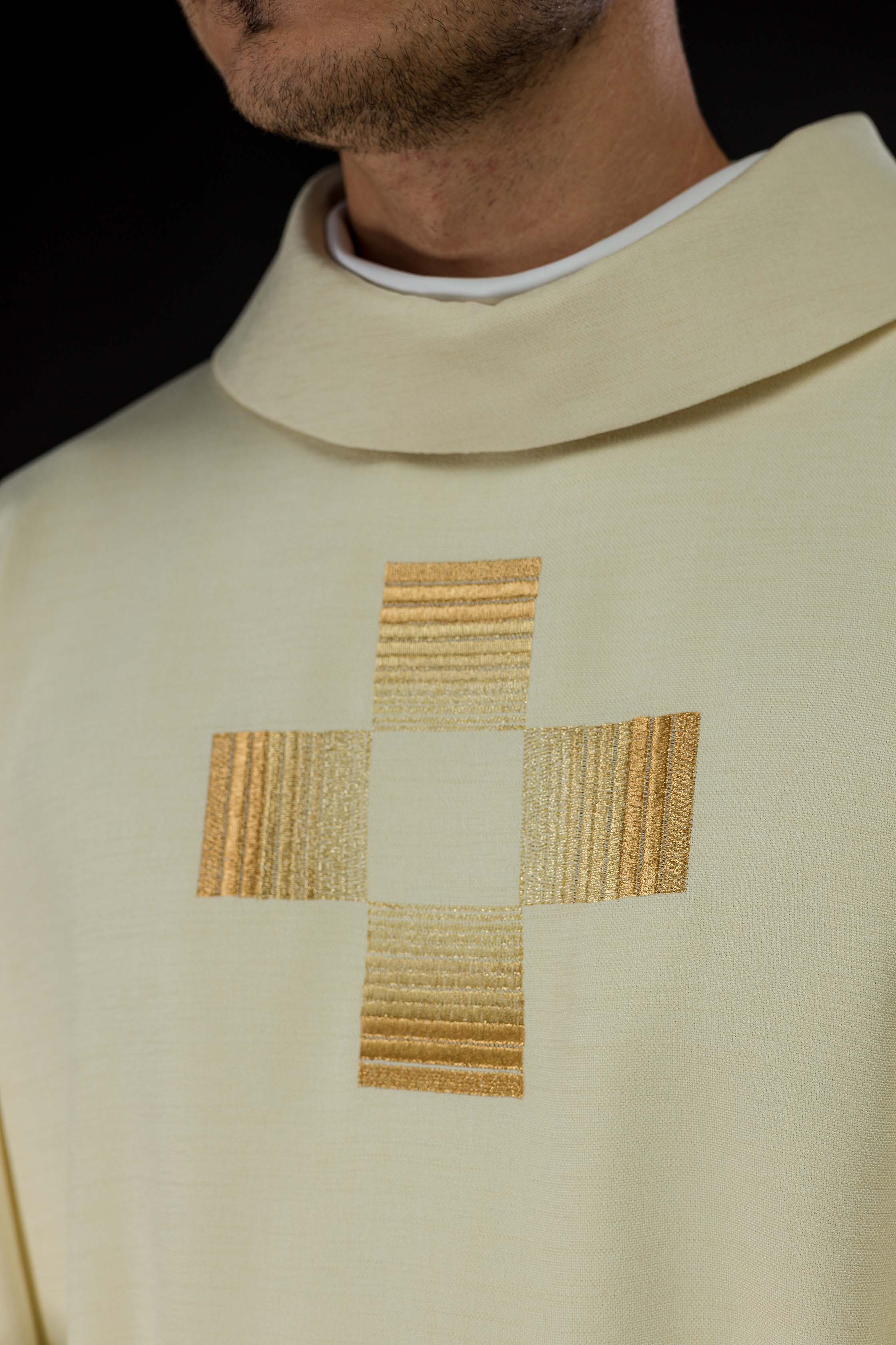 Casulla con cruces bordadas de oro