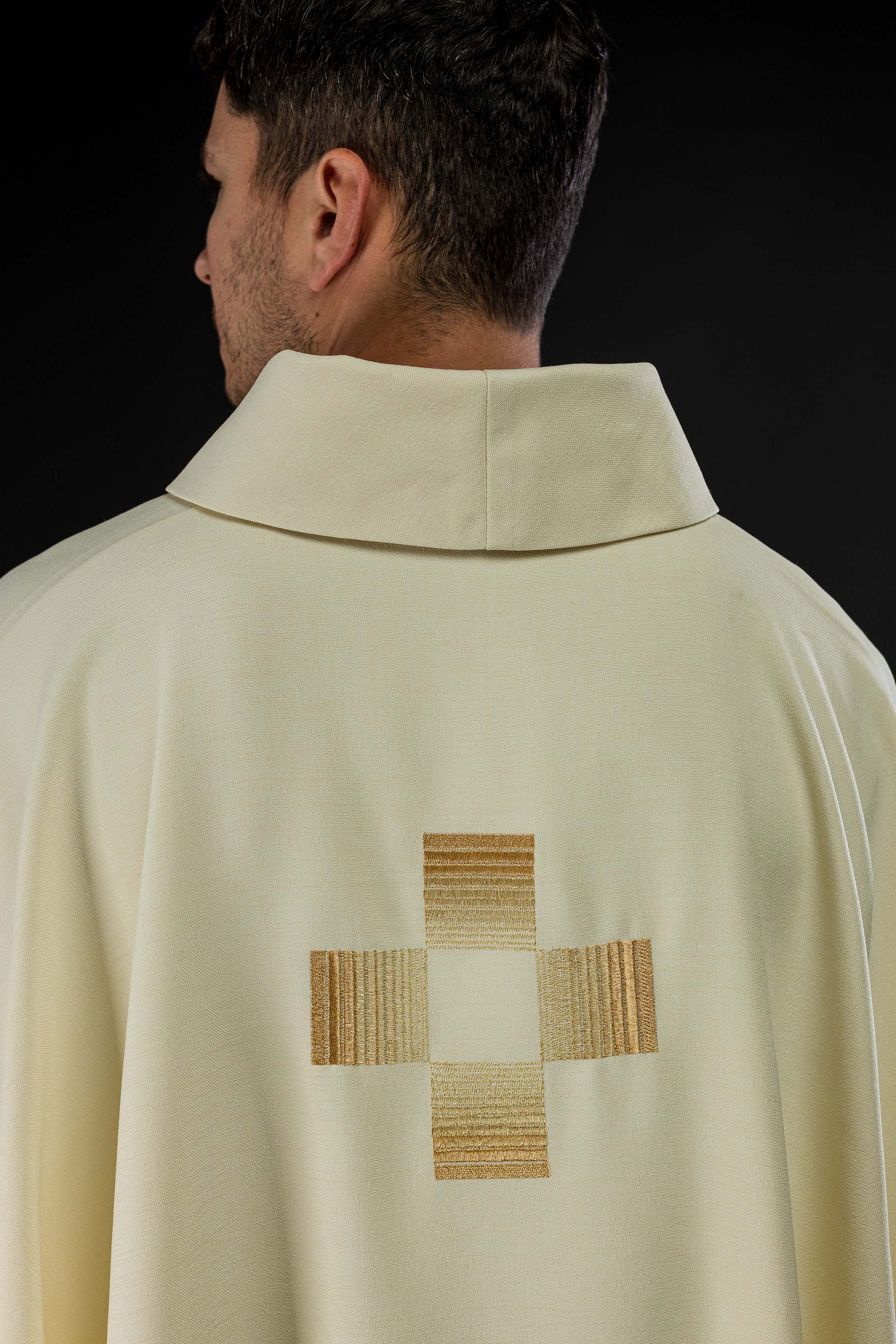 Casulla con cruces bordadas de oro