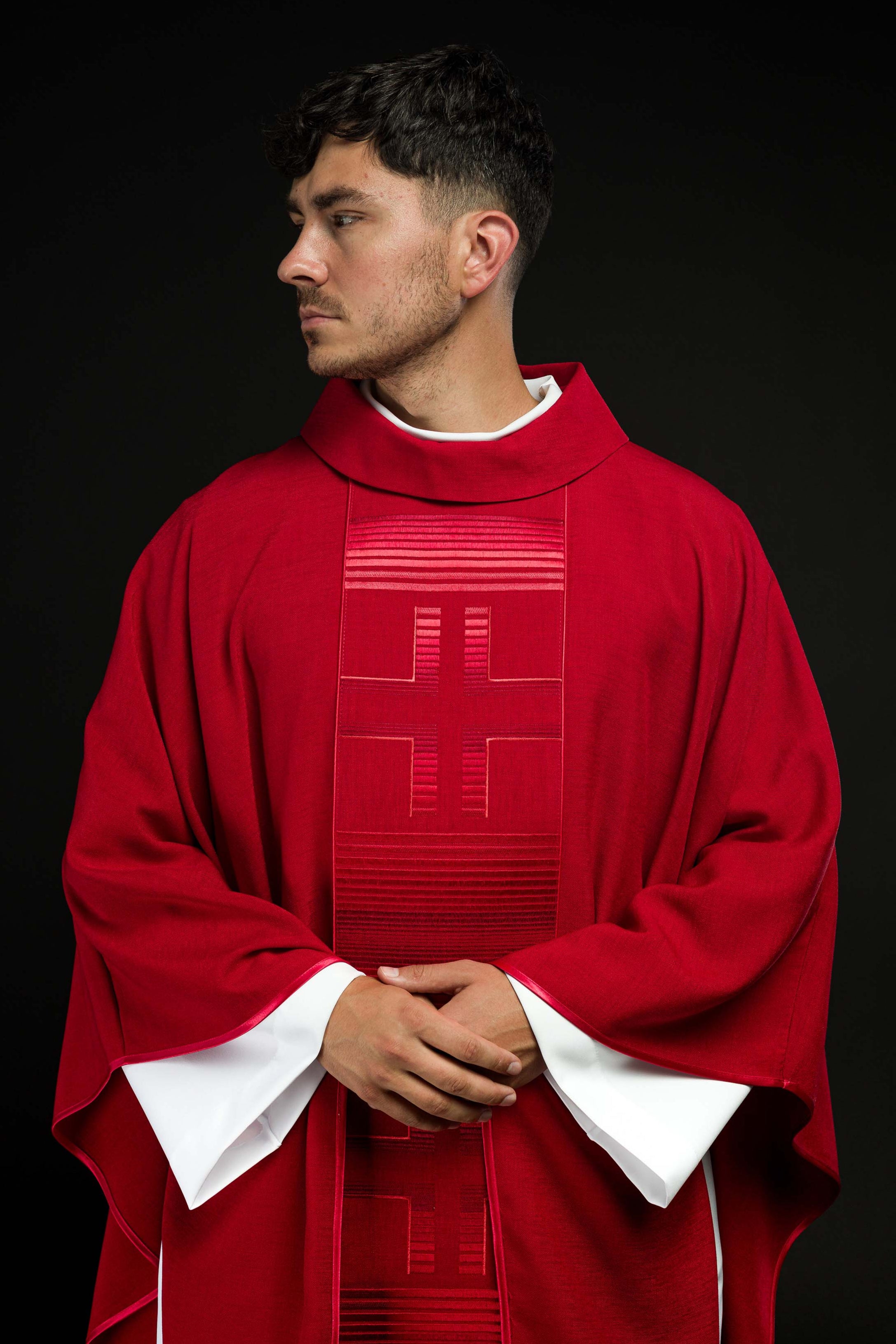 Casulla bordada con cruces rojas