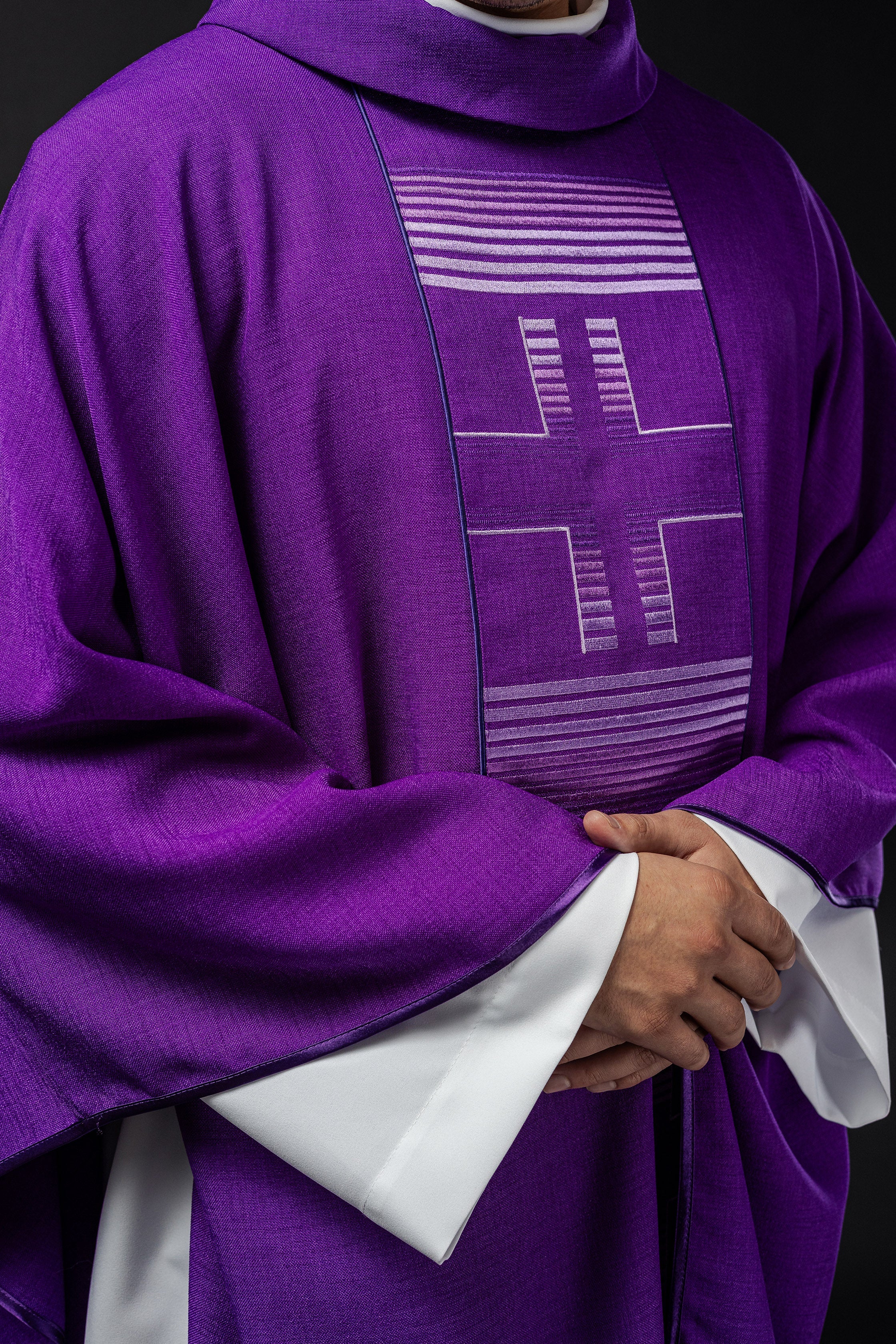 Casulla bordada con cruces moradas