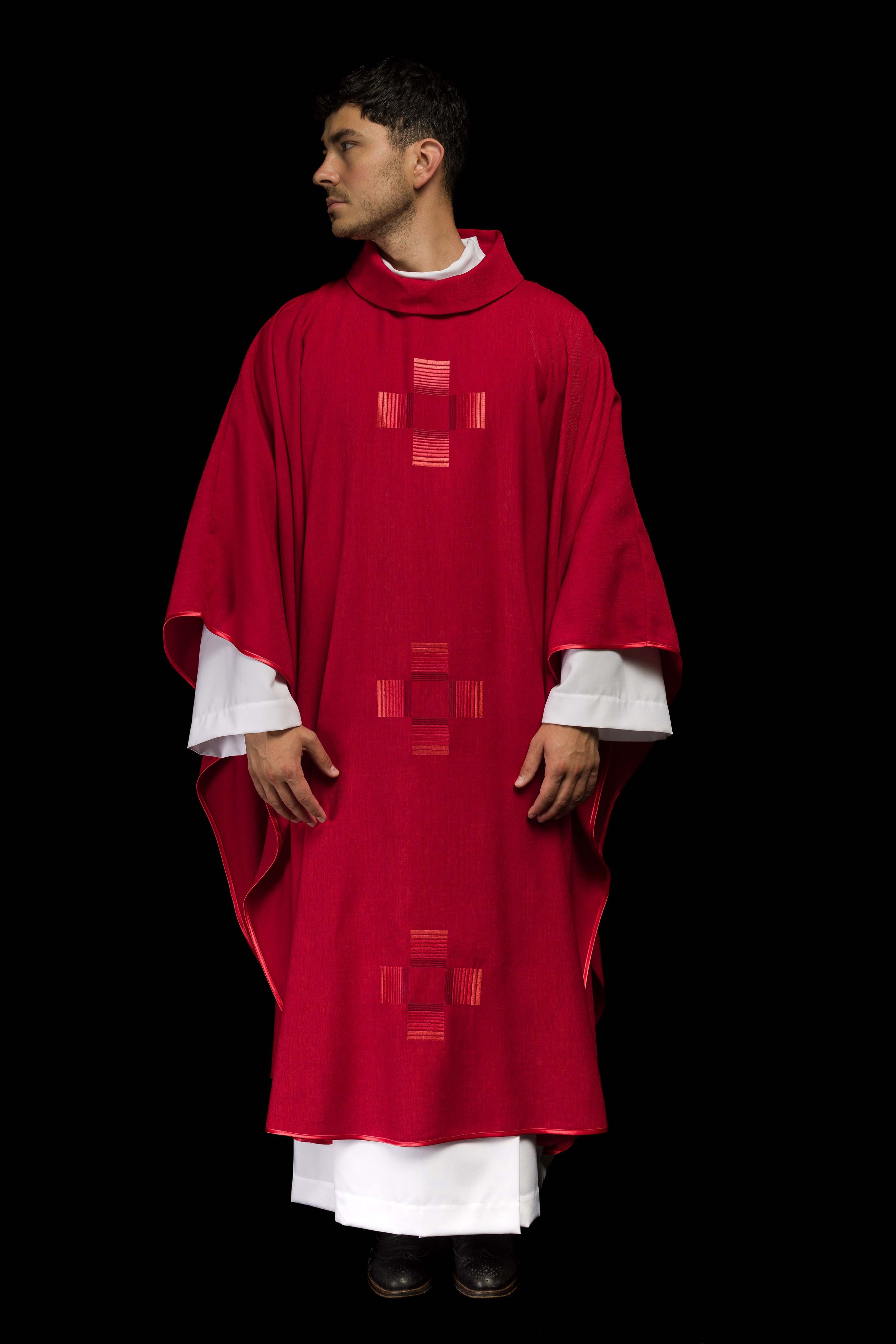 Casulla roja con cruces bordadas
