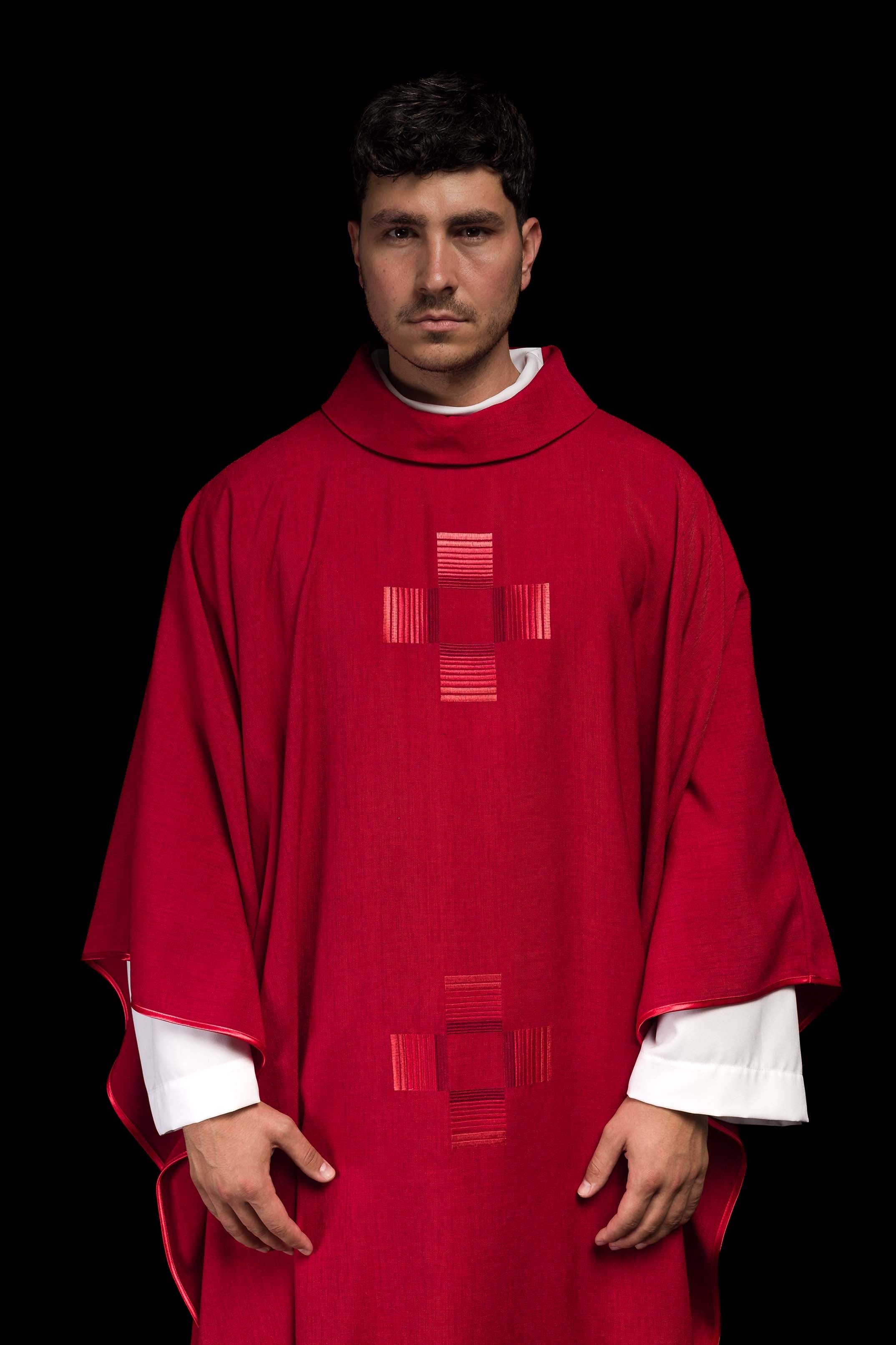 Casulla roja con cruces bordadas