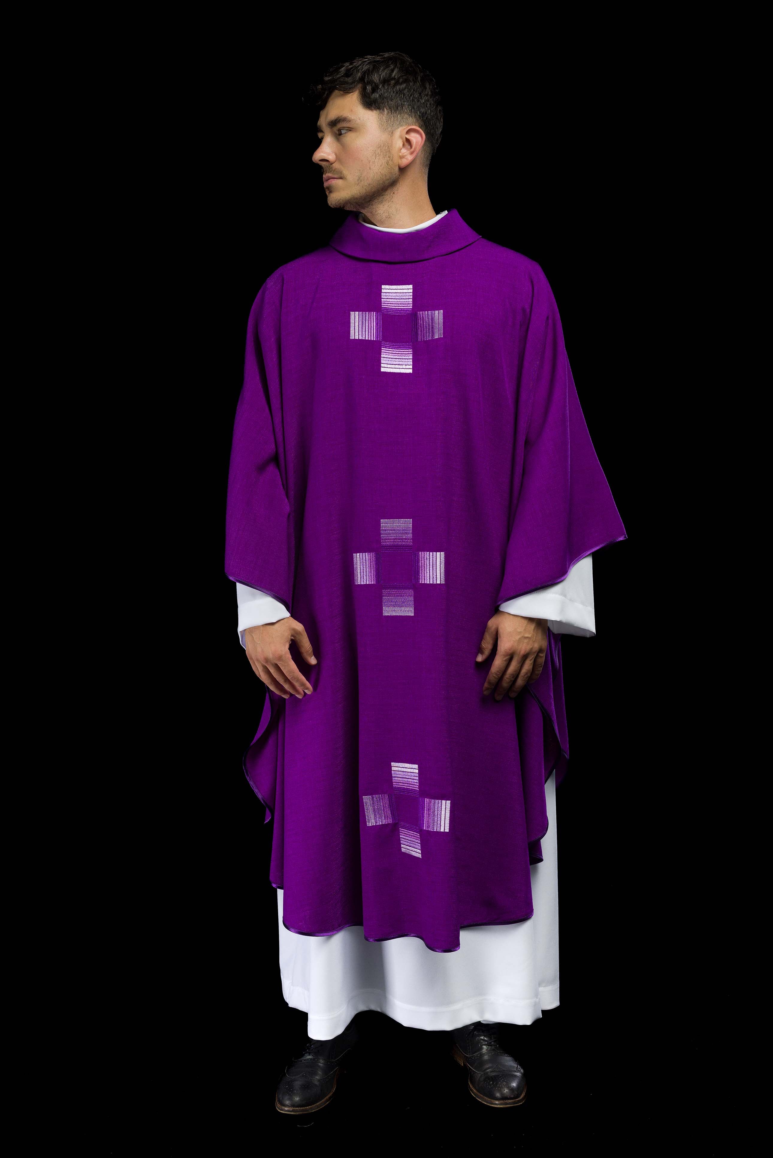 Casulla púrpura con cruces bordadas