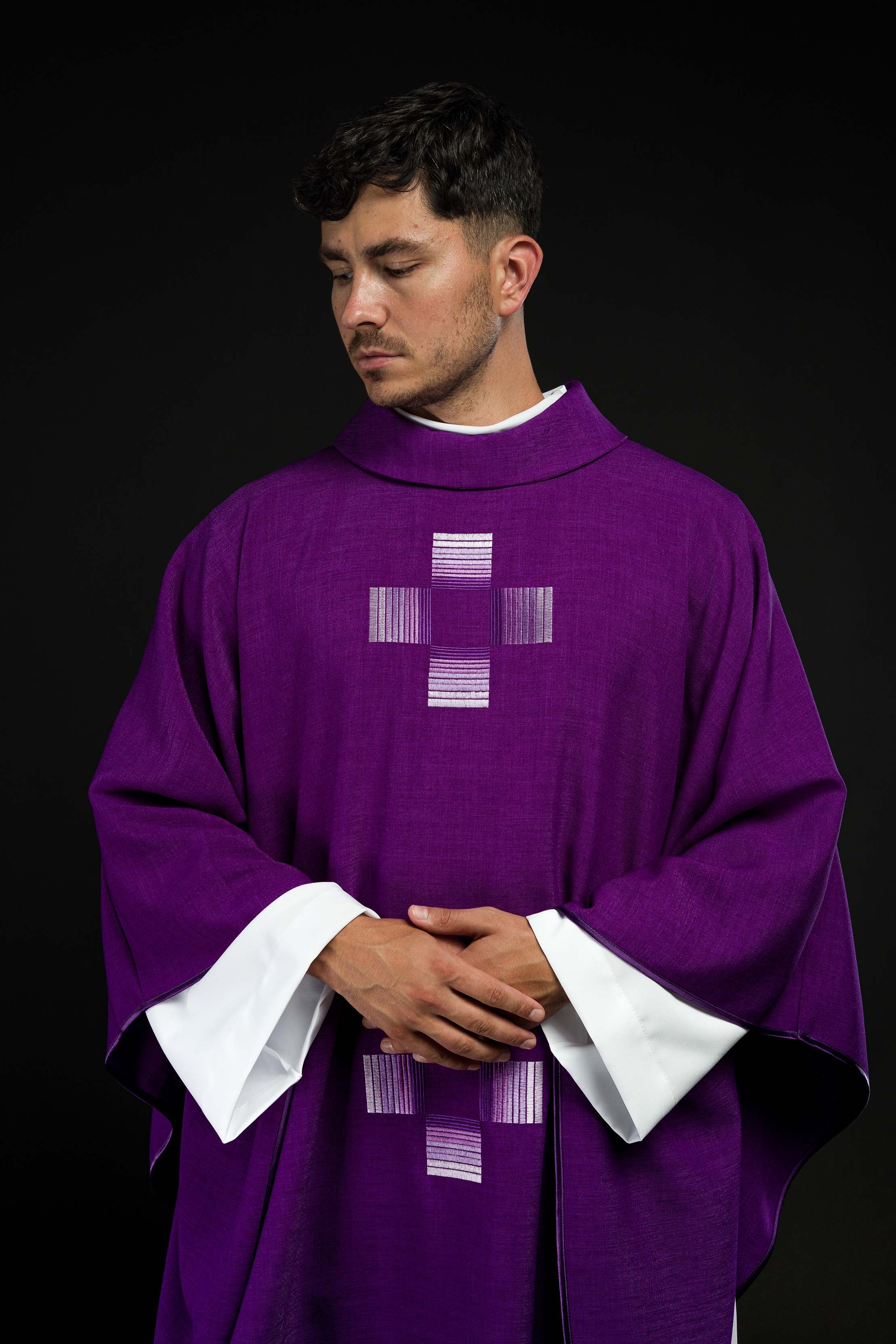 Casulla púrpura con cruces bordadas