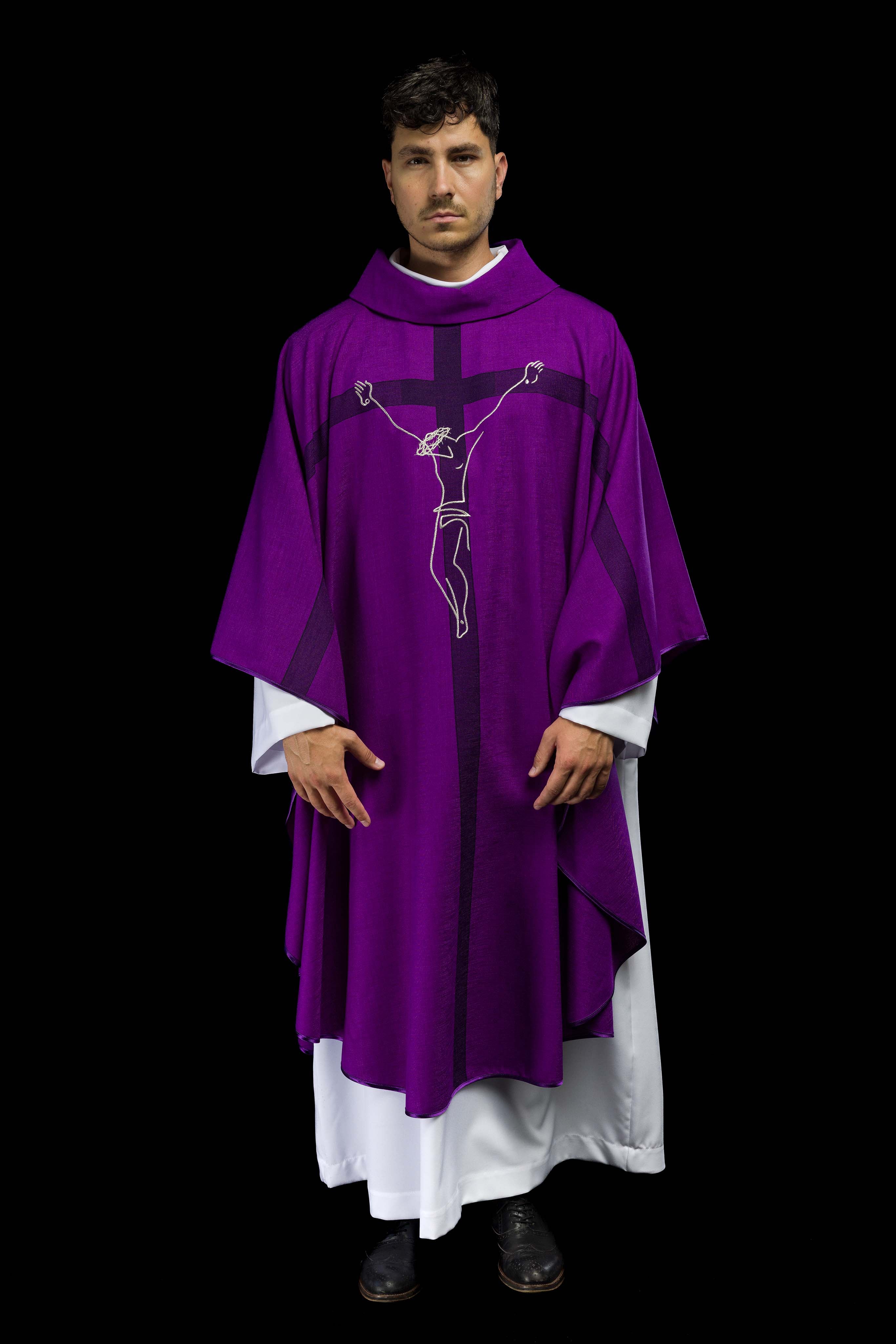 Casulla con motivo de Jesús en la cruz en color morado