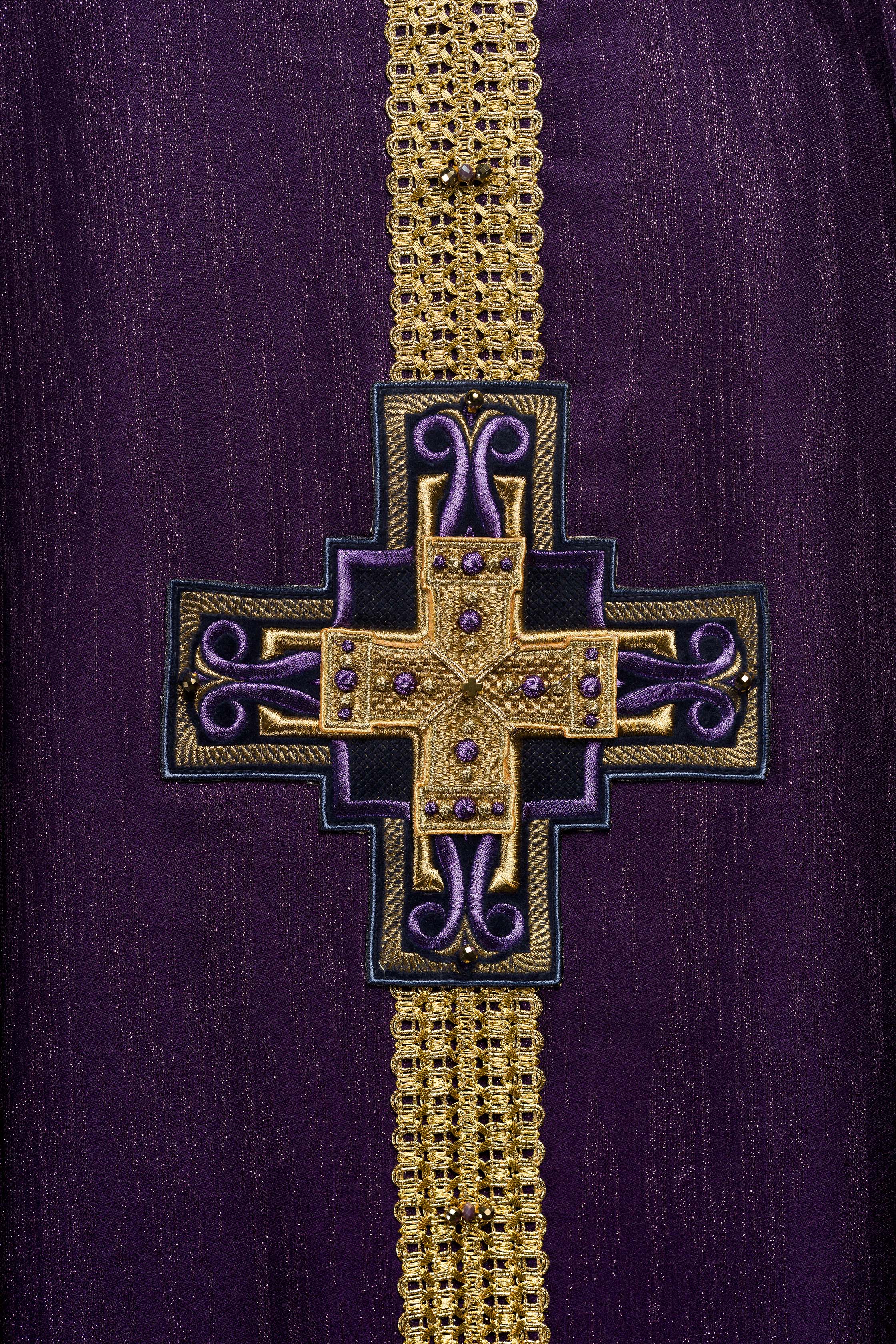 Casulla hecha a mano con piedras naturales Handmade 7015 color violeta