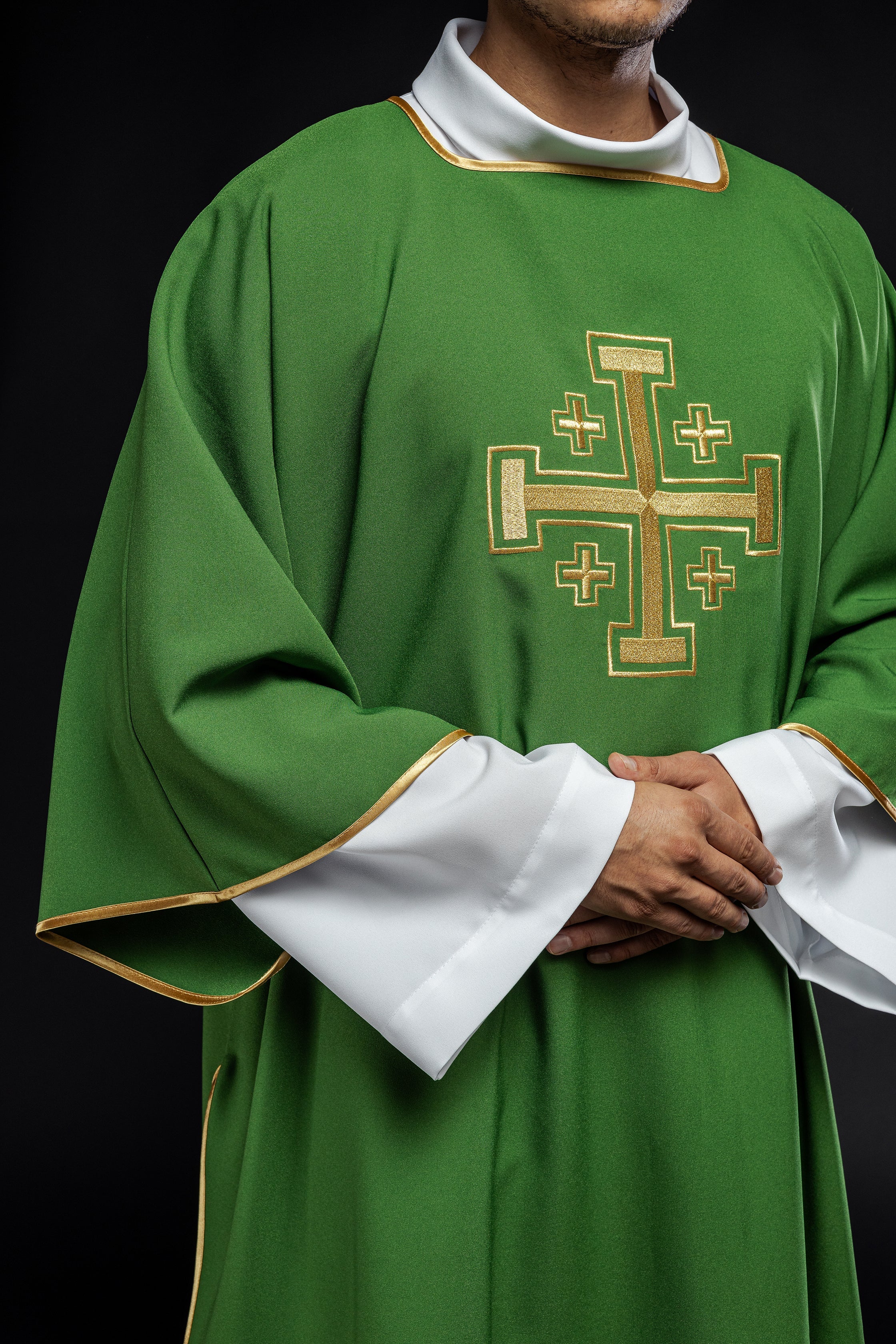 Dalmática verde con cruces de oro bordadas