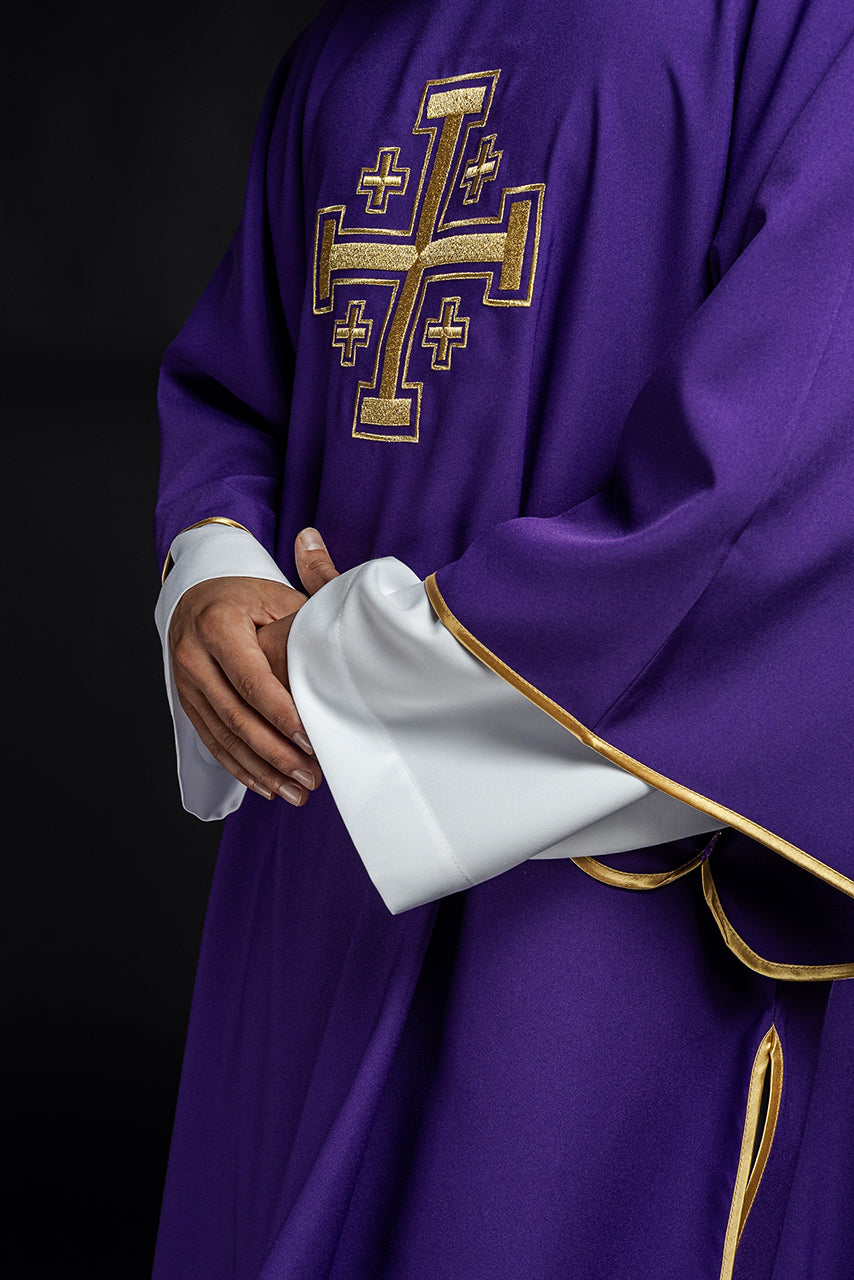 Dalmática morado con cruces de oro bordadas