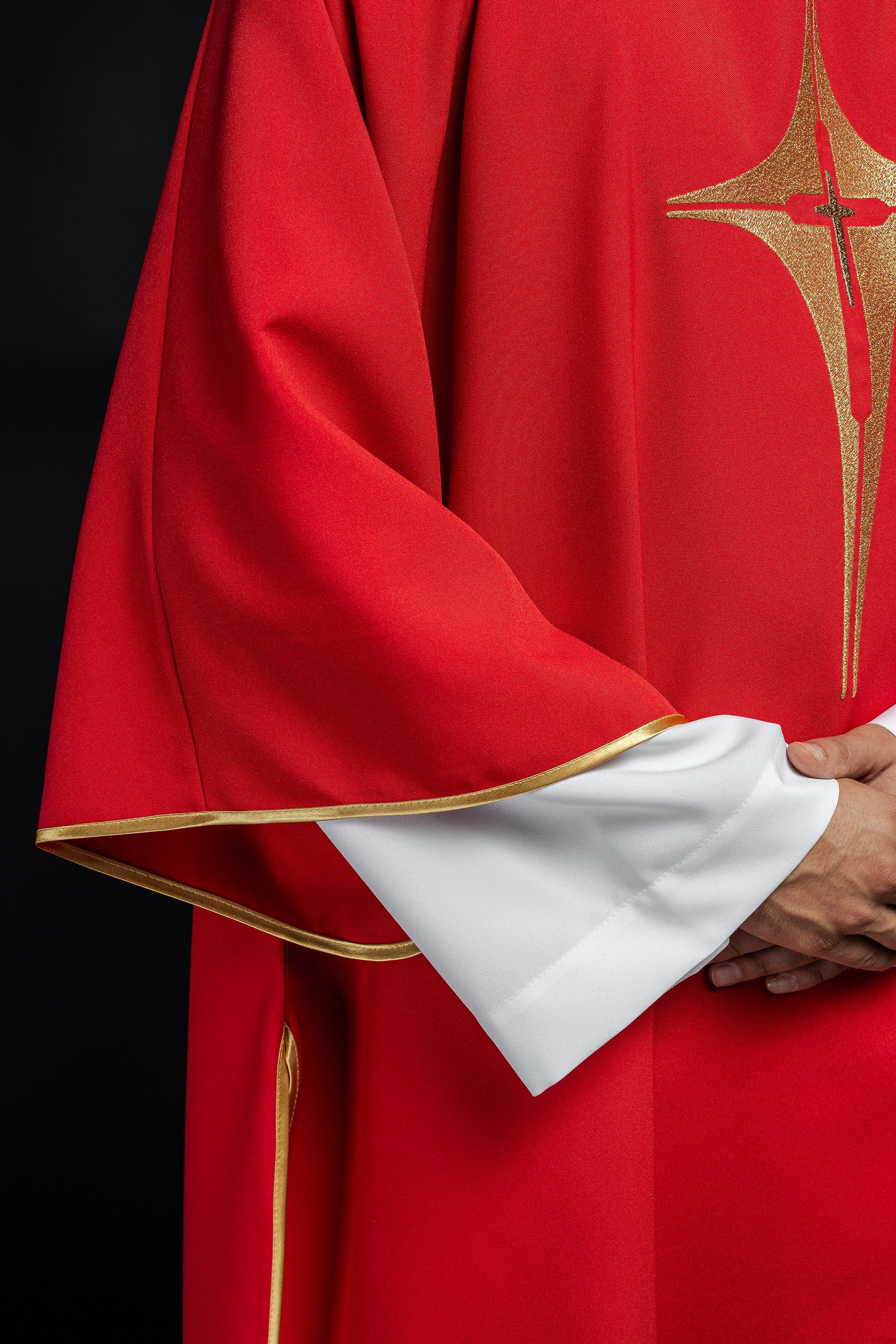 Dalmática roja con cruz de oro bordada