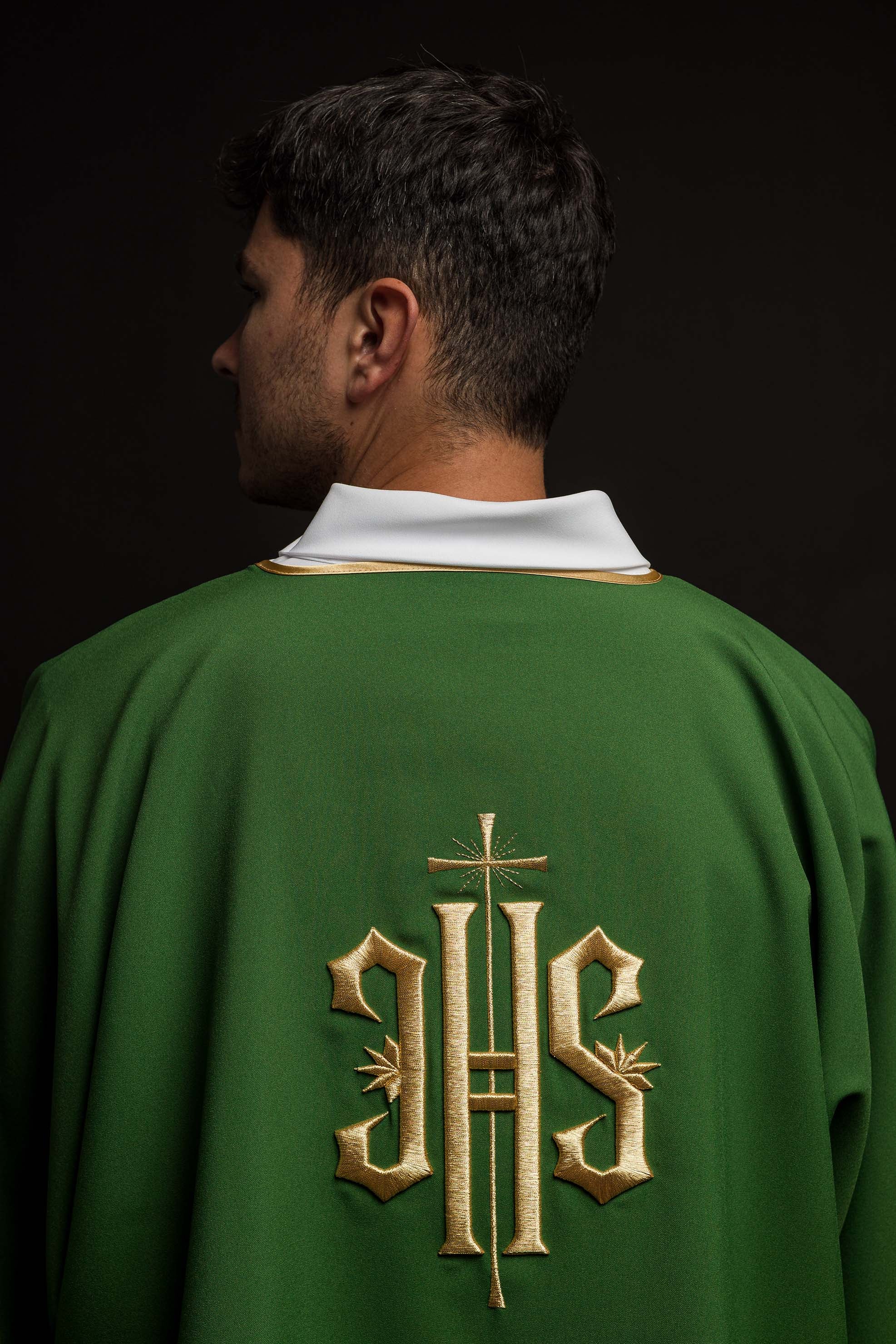 Dalmática verde con bordado dorado IHS